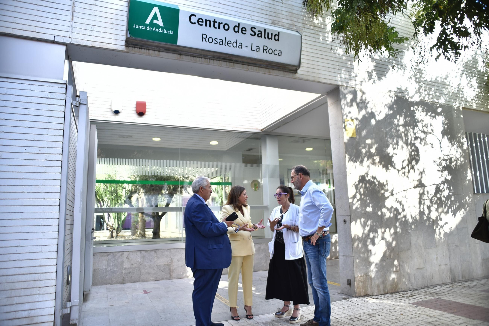 Navarro, Bautista y Vargas durante su visita al centro de salud La Roca.