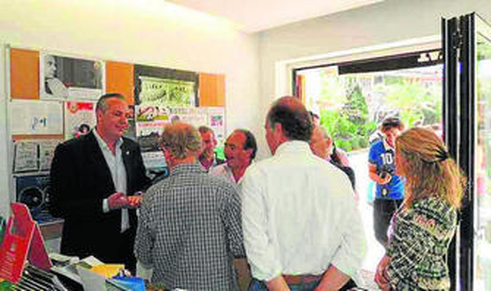 Autoridades municipales durante la inauguración de la oficina, ayer.