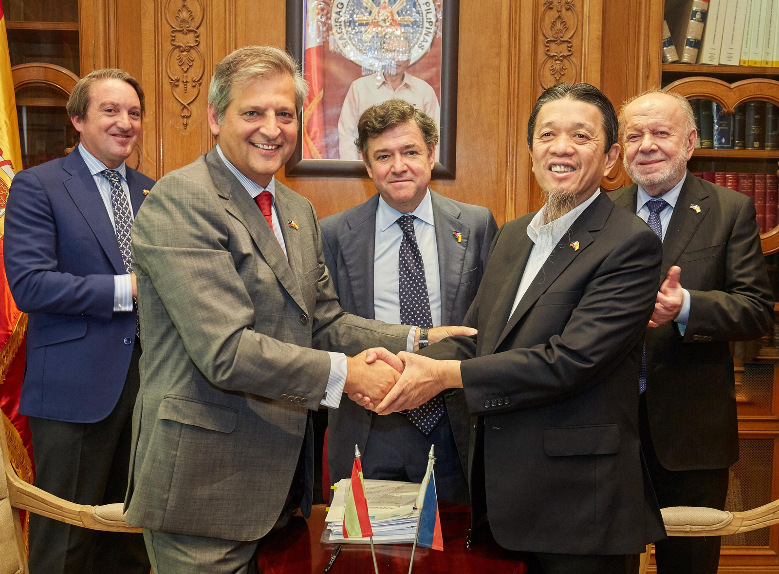 El presidente de Williams & Humbert, Jesús Medina, y Lucio Co, el lunes en la embajada de Filipinas tras la firma.