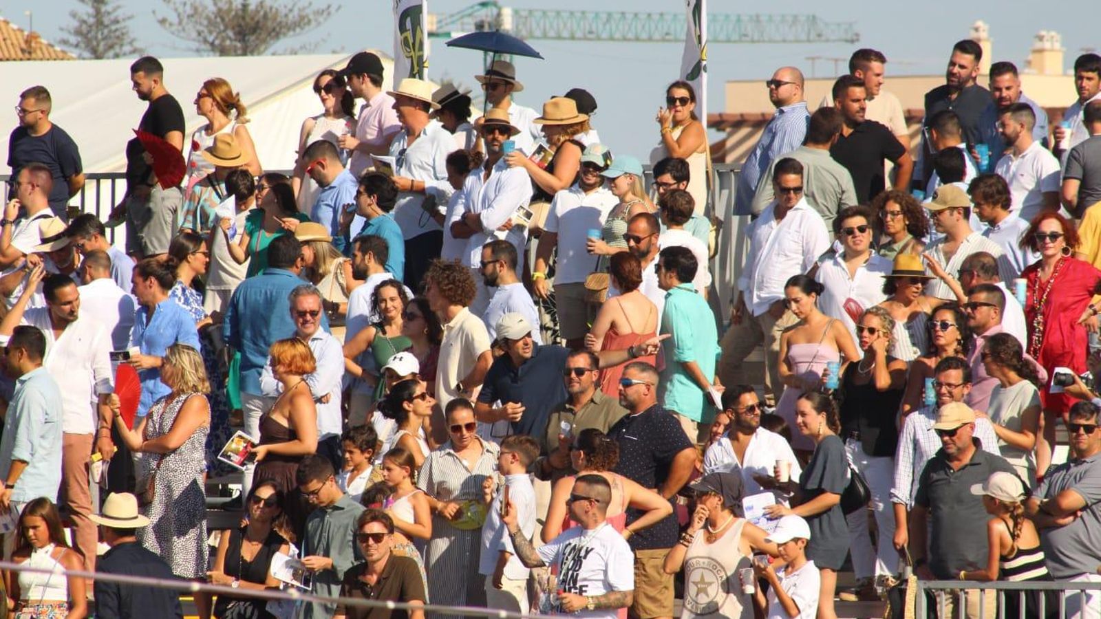 Ambiente en las gradas durante la última jornada del ciclo inicial de las Carreras de Caballos de Sanlúcar. Ambiente en las gradas durante la última jornada del ciclo inicial de las Carreras de Caballos de Sanlúcar.