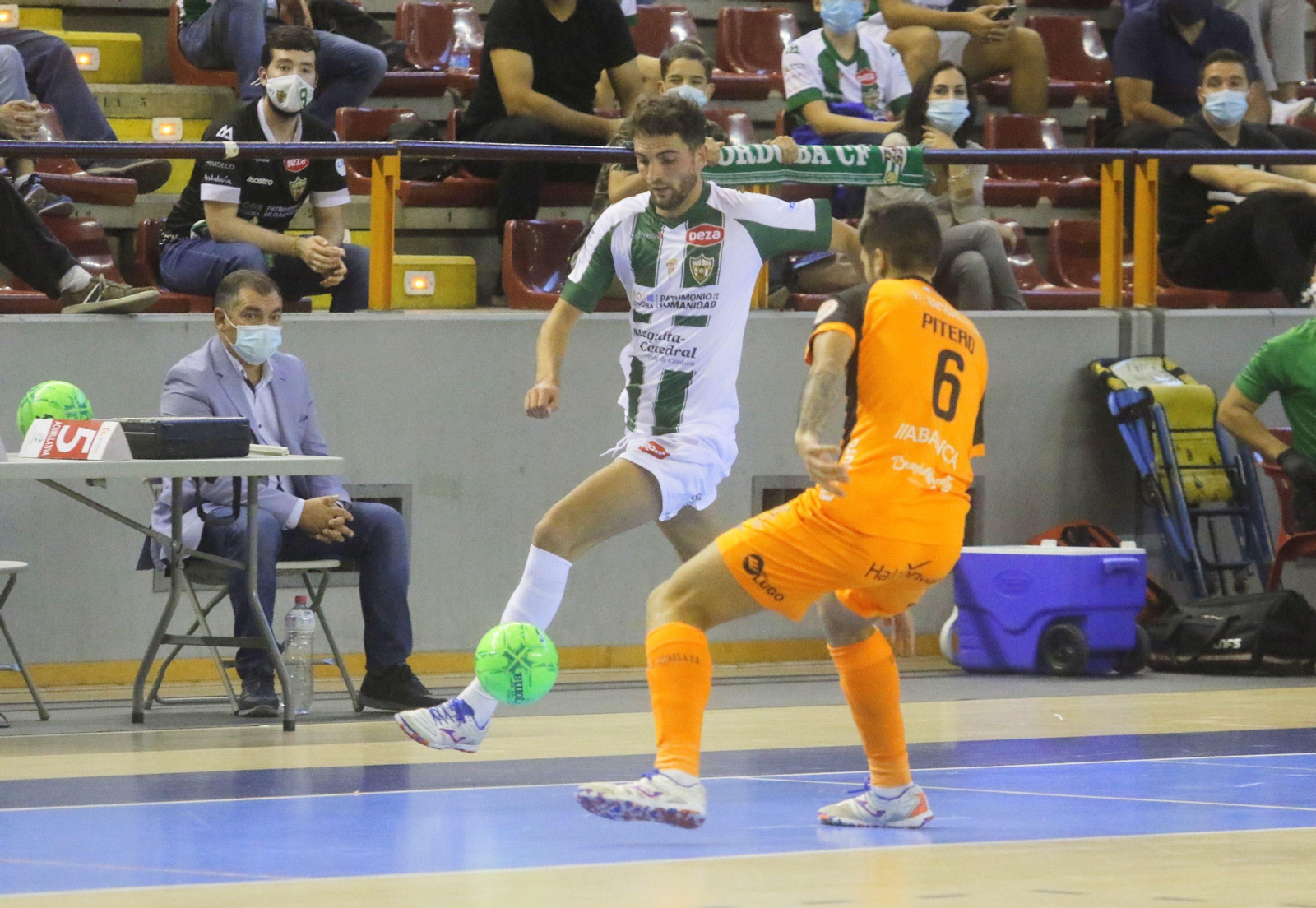Las fotos del estreno liguero del Córdoba Futsal ante el Burela