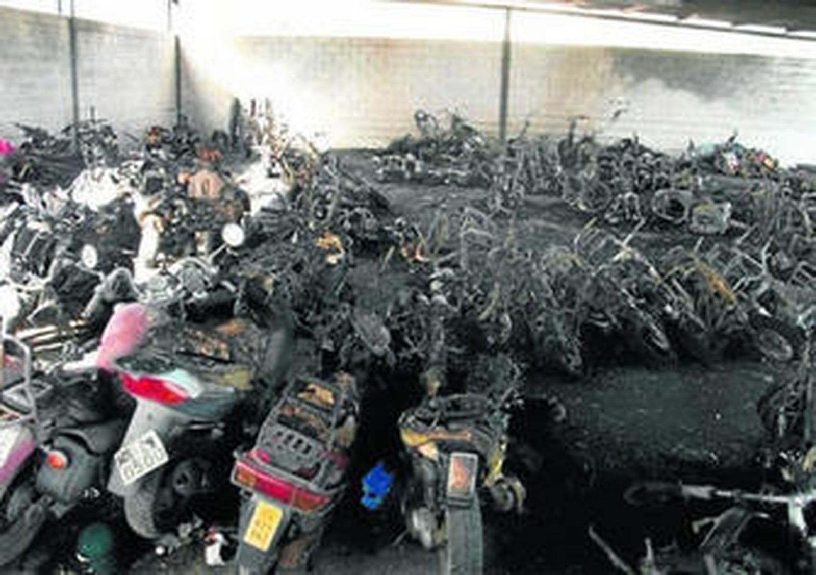 Motos que han sido calcinadas en el depósito municipal del Sector 20.