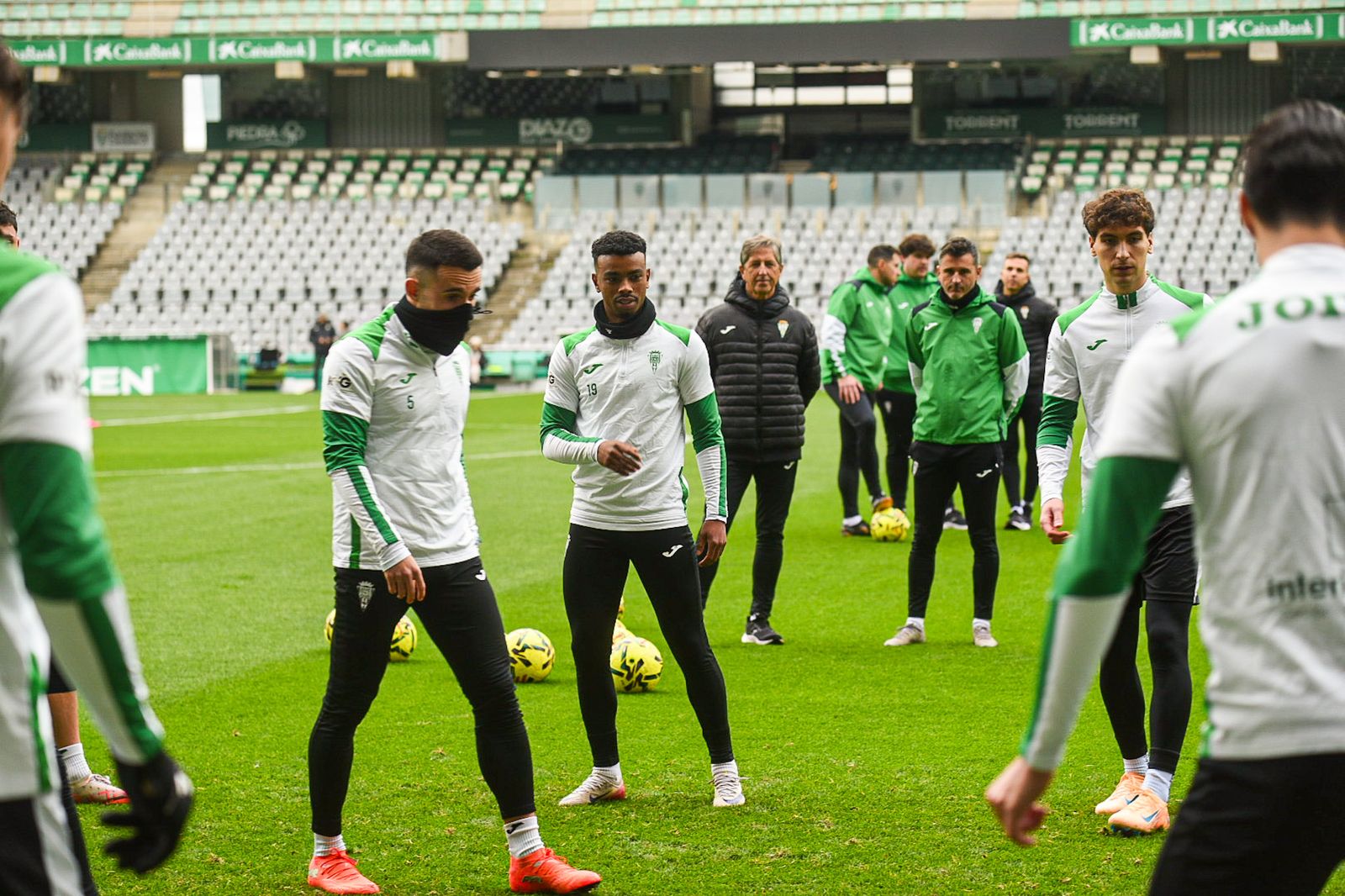 El Córdoba CF se deja querer por su afición en el Día de Año Nuevo: las fotos del entrenamiento de puertas abiertas