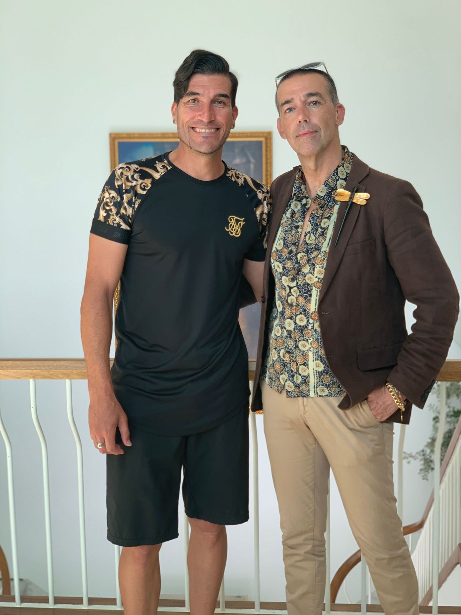 El exfutbolista José Manuel Pinto (izq.) junto al concejal David Calleja.