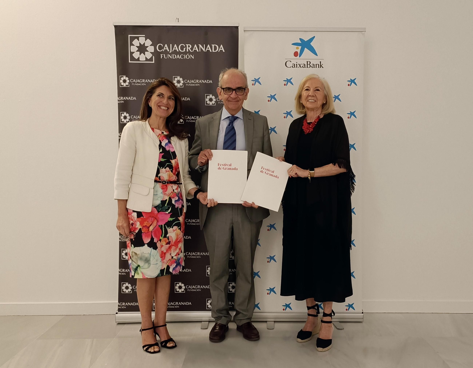 De izquierda a derecha: la directora-coordinadora de Banca Instituciones de CaixaBank en Andalucía, María Rosa Márquez Sánchez; la presidenta de CajaGranada Fundación, María Elena Martín-Vivaldi Caballero; y el director del Festival de Música y Danza, Paolo Pinamonti.