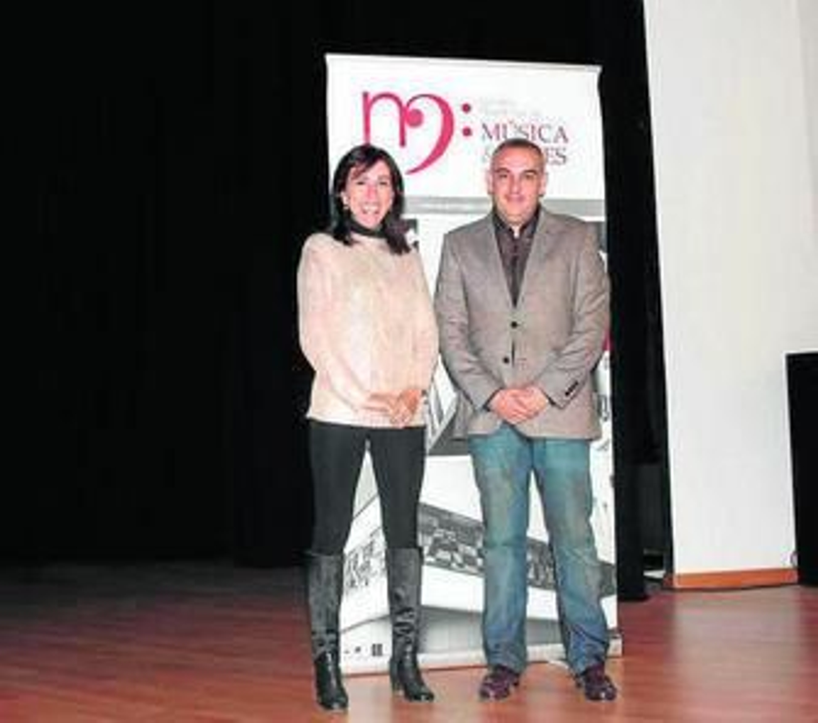 Sonia Gálvez con Deogracias Gómez, gerente de la Escuela.