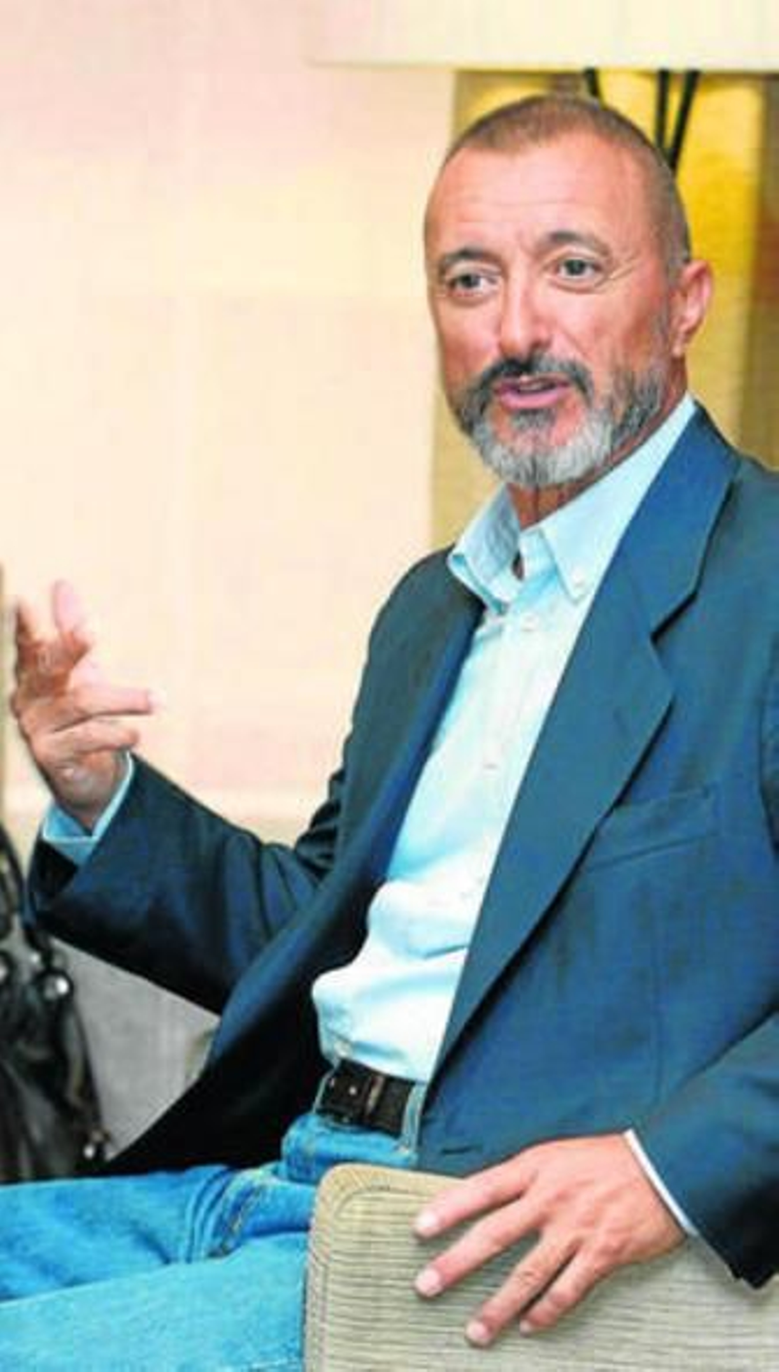 El escritor Arturo Pérez-Reverte lanza 'Cuando éramos honrados'.
