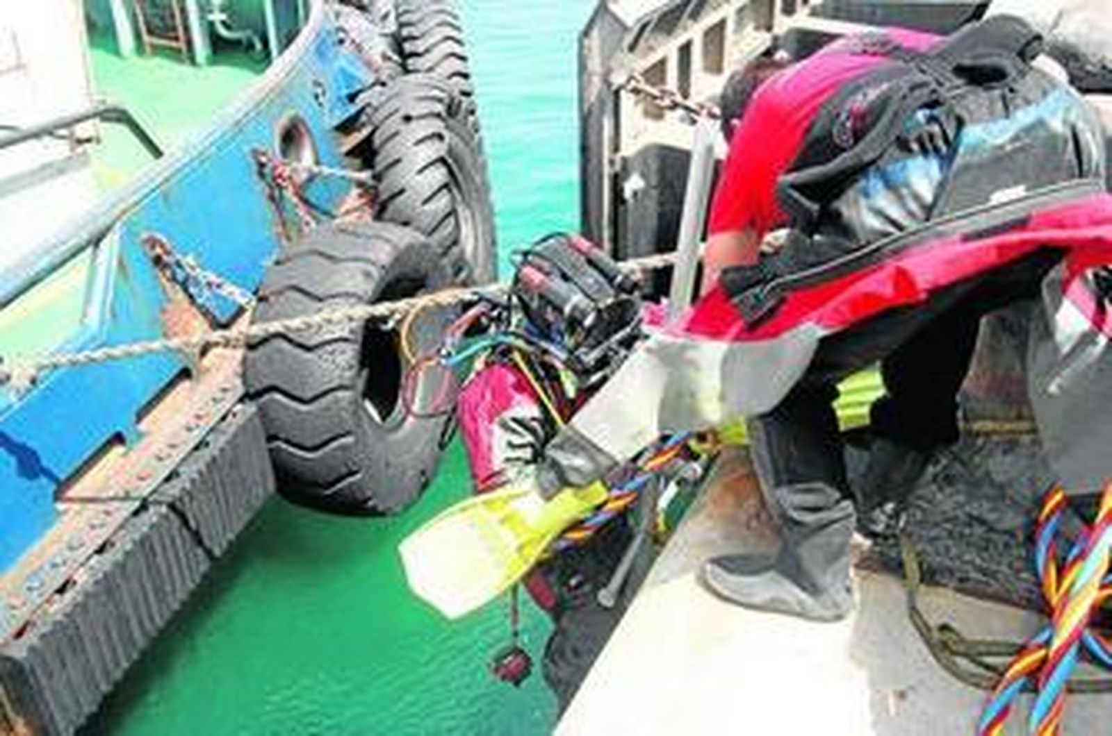 Una vez concluidos los trabajos, el buzo sale a la superficie, donde es ayudado por el equipo.