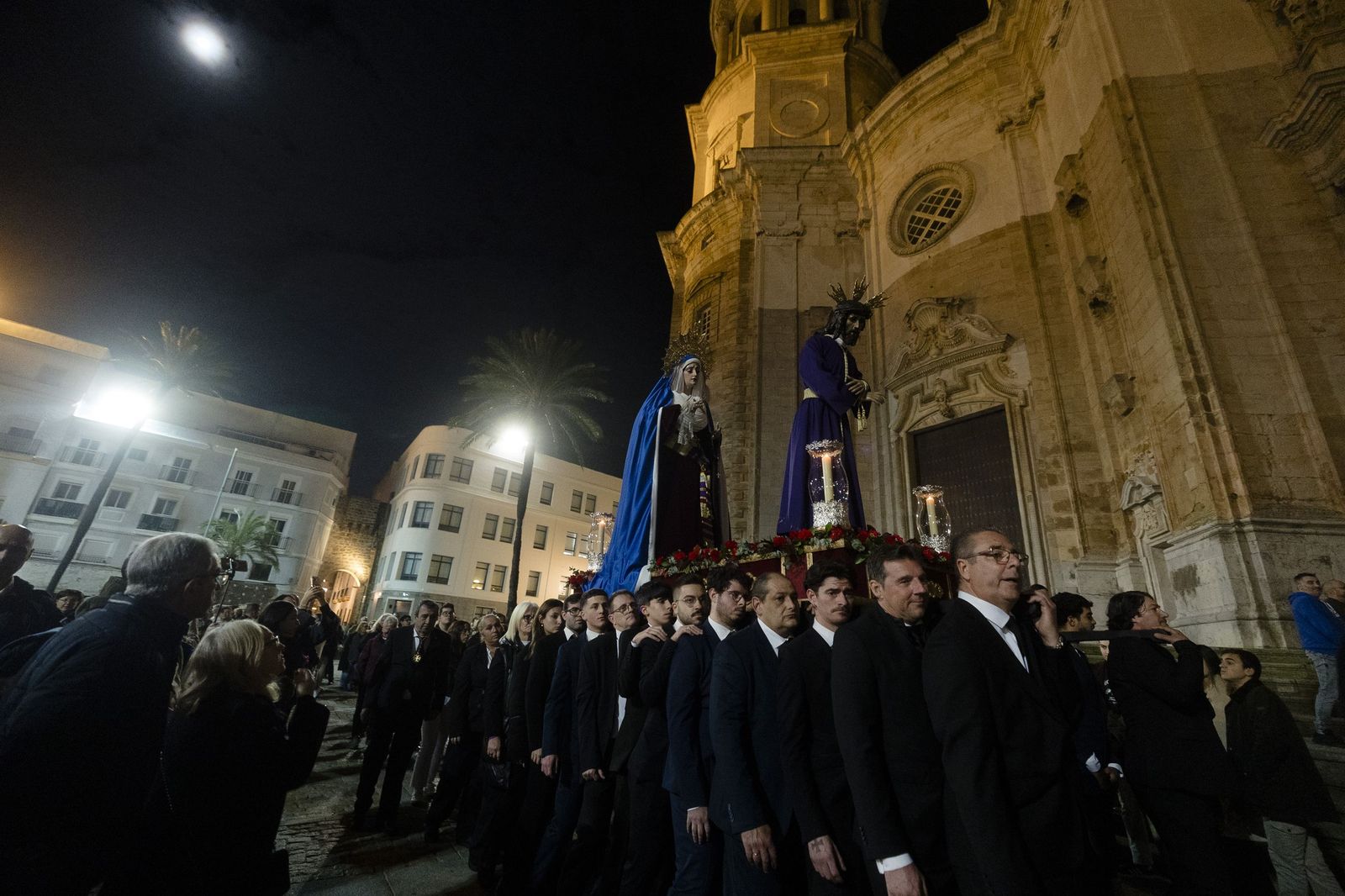 Las imágenes de los traslados de las cofradías de Santa Cruz