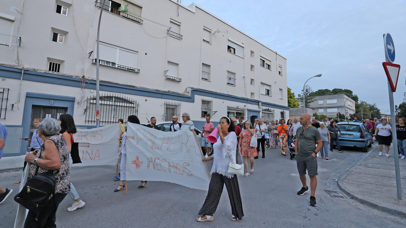 Manifestación de los vecinos de La Asunción de Jerez por los retrasos de la rehabilitación de sus bloques
