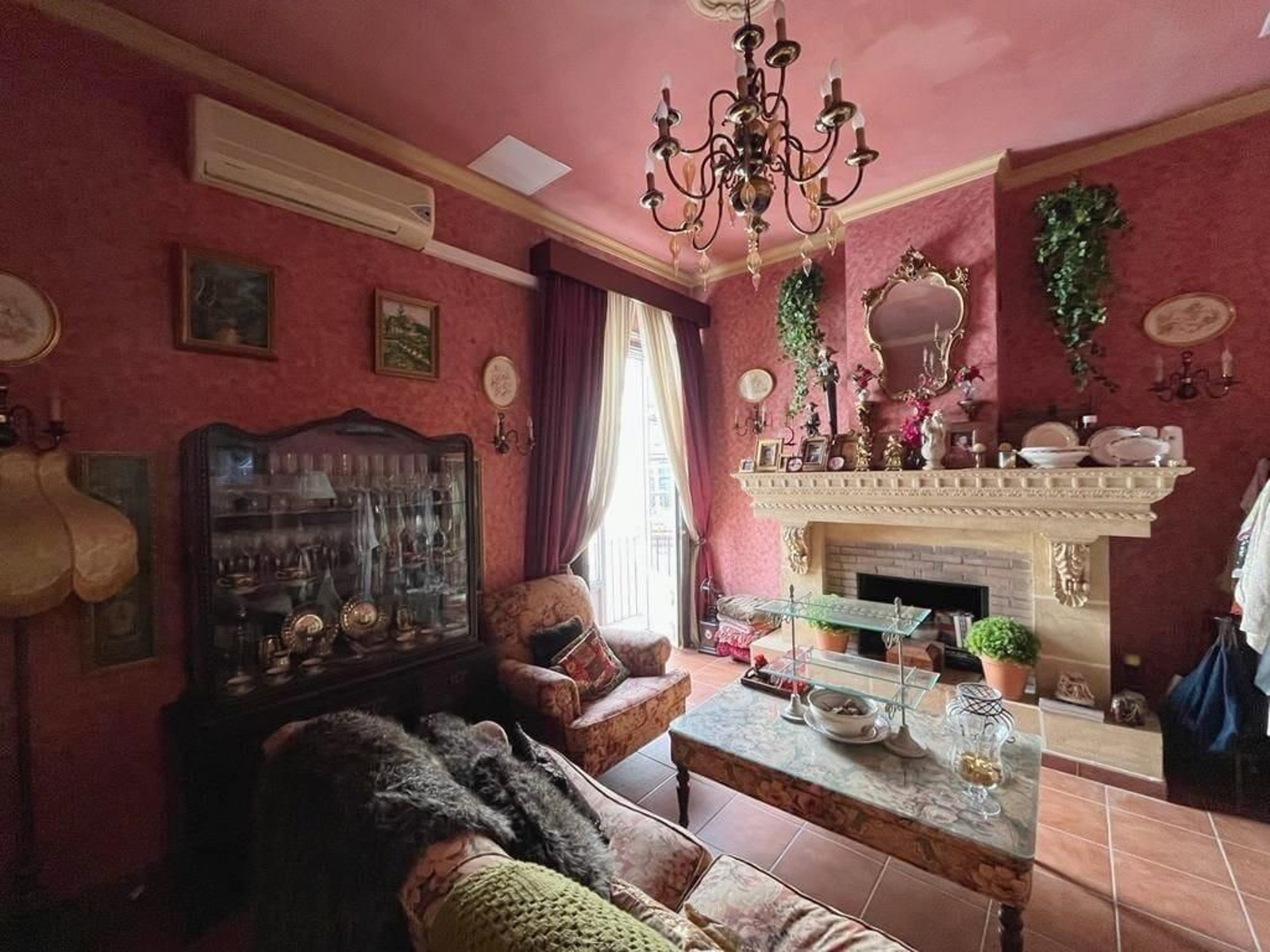 La curiosa casa de David Calleja, el concejal influencer de El Puerto, desde dentro: detalles kitsch y cofrades en cada rincón