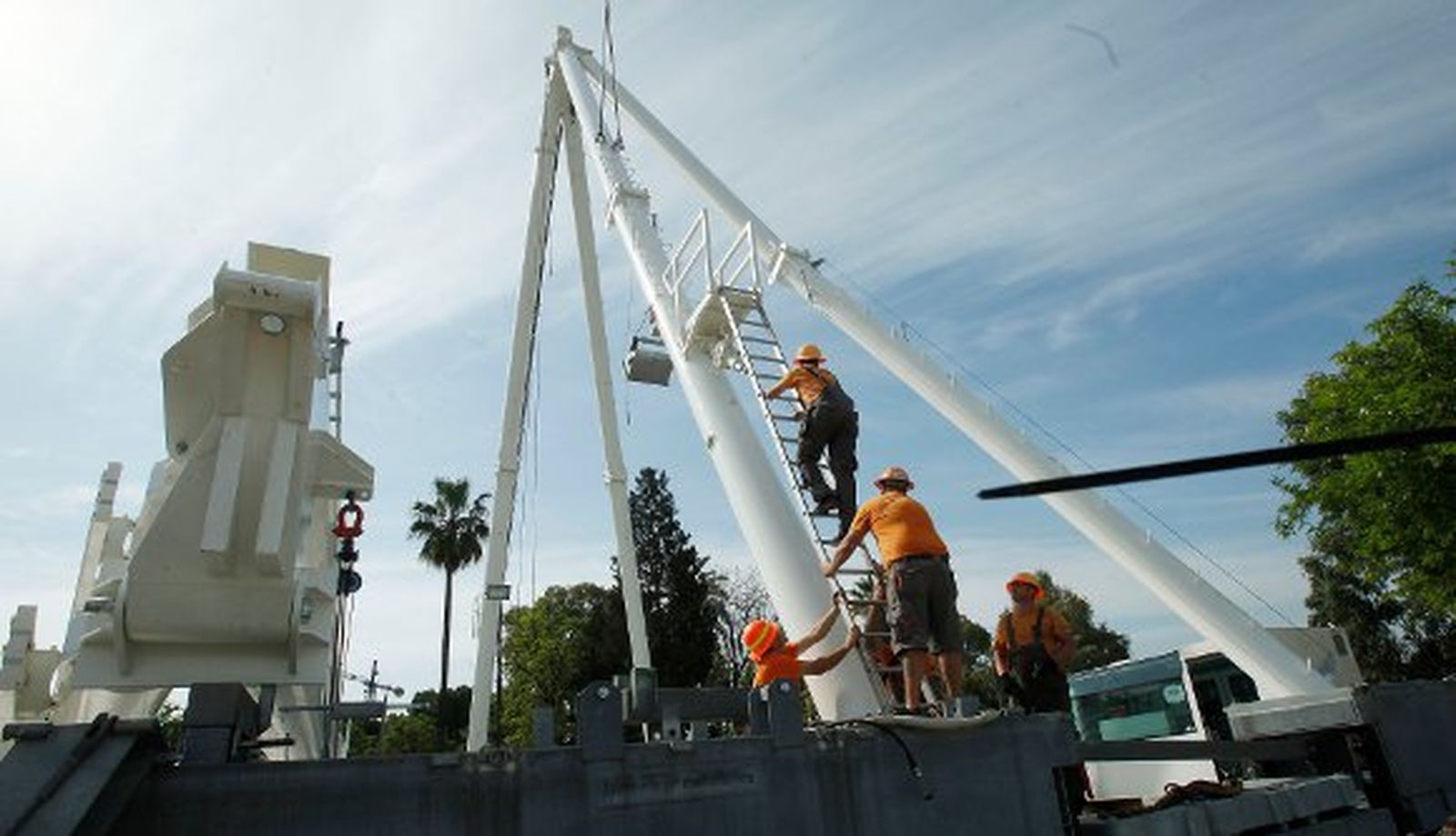 Operarios trabajan en la instalación de la Noria./ José Ángel García