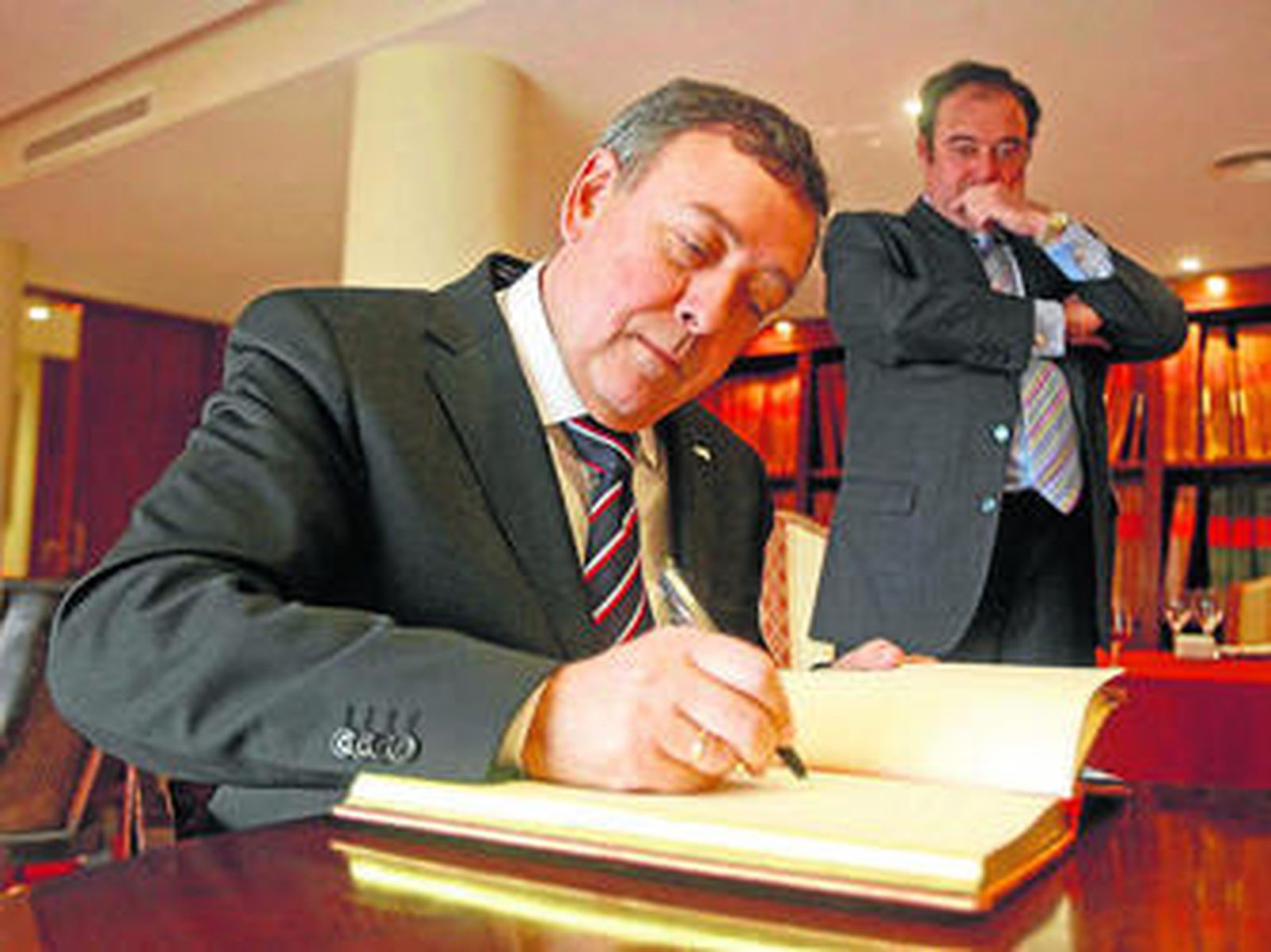 VISITA A DIARIO DE CÁDIZ. El rector de la Universidad de Cádiz, Diego Sales, mantuvo un encuentro en la Redacción de Diario de Cádiz y con el director general del Grupo Joly, Tomás Valiente. En la Hemeroteca del periódico dejó un mensaje de saludo y afecto en el Libro de Firmas del Diario.