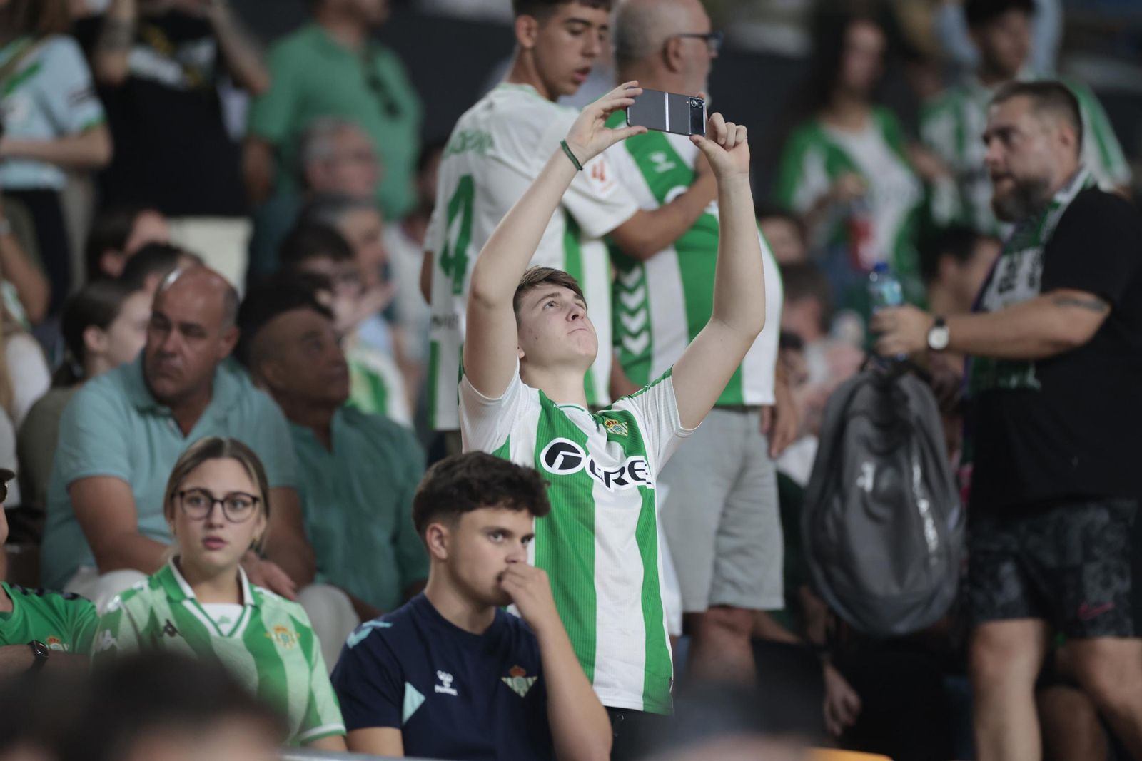 Búscate en las fotos del Betis - Nottingham Forest