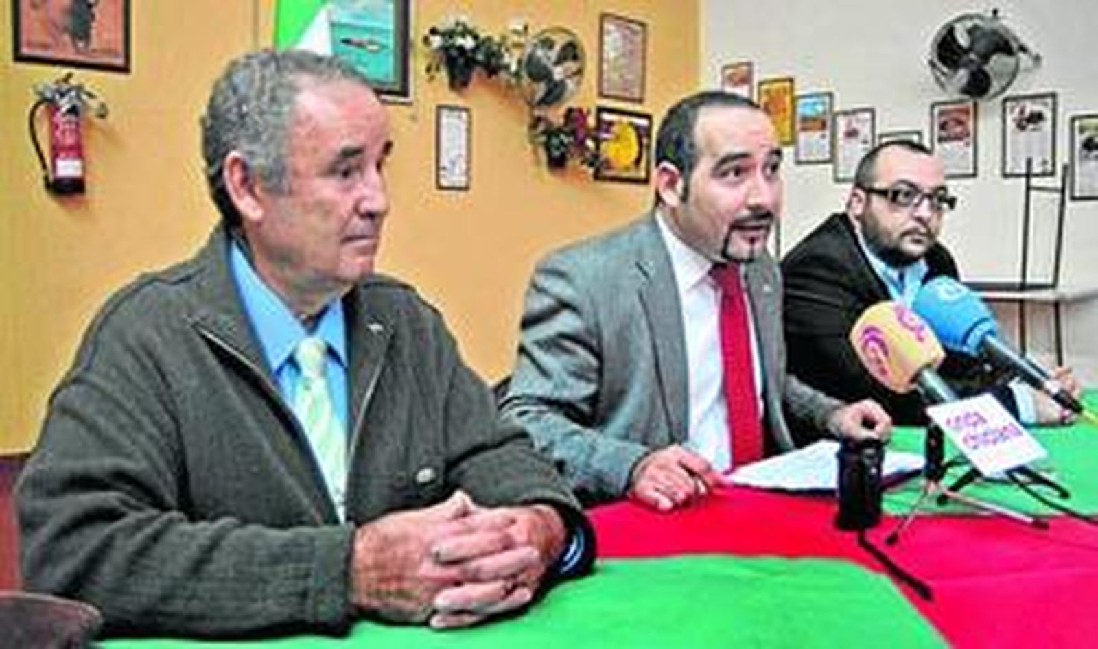 En primer término, el presidente del PA, Francisco Osuna, junto a Oneto y el secretario de Organización, Alberto Aragón.