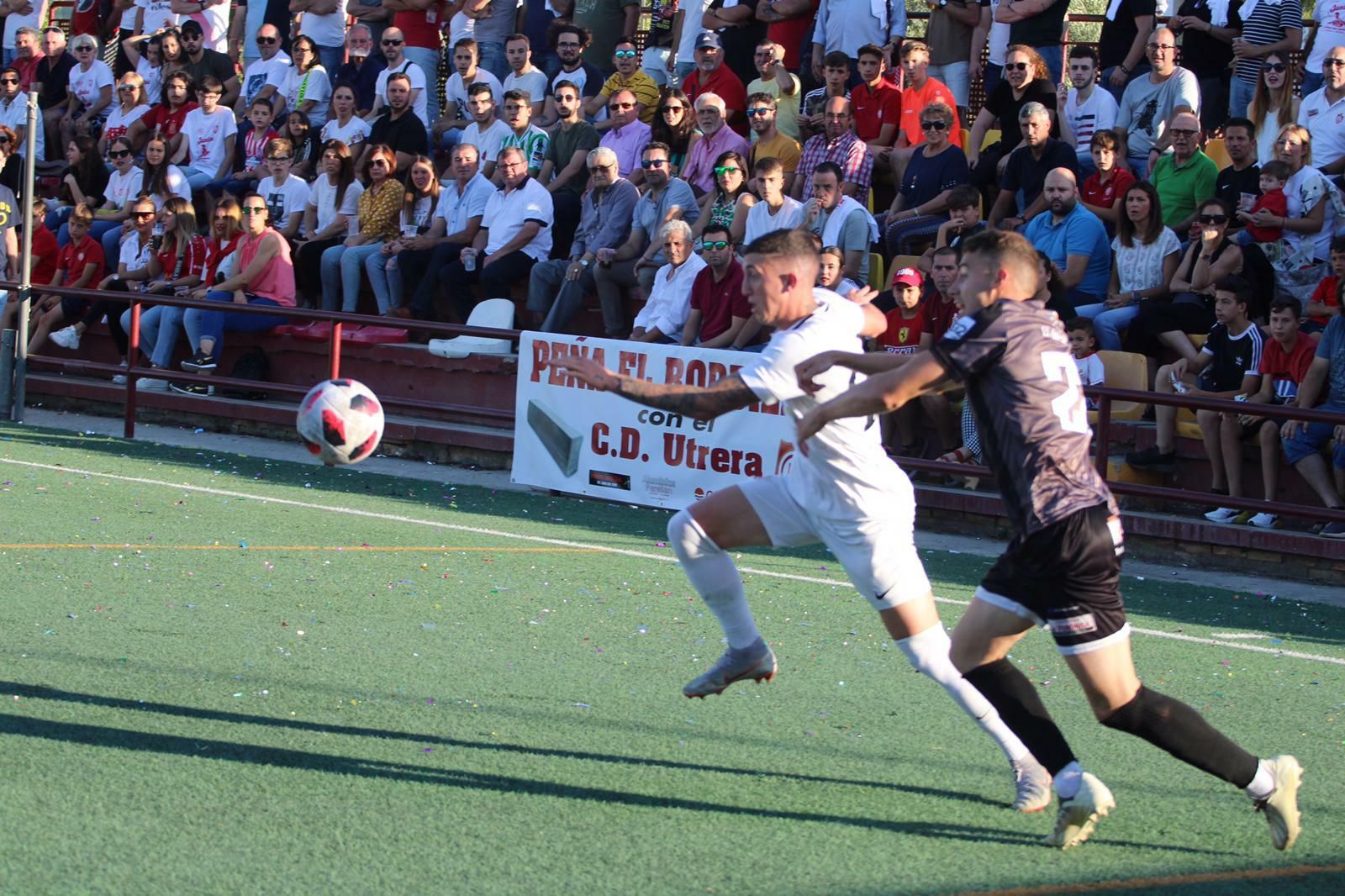 David Segura avanza perseguido por un futbolista del Antequera.
