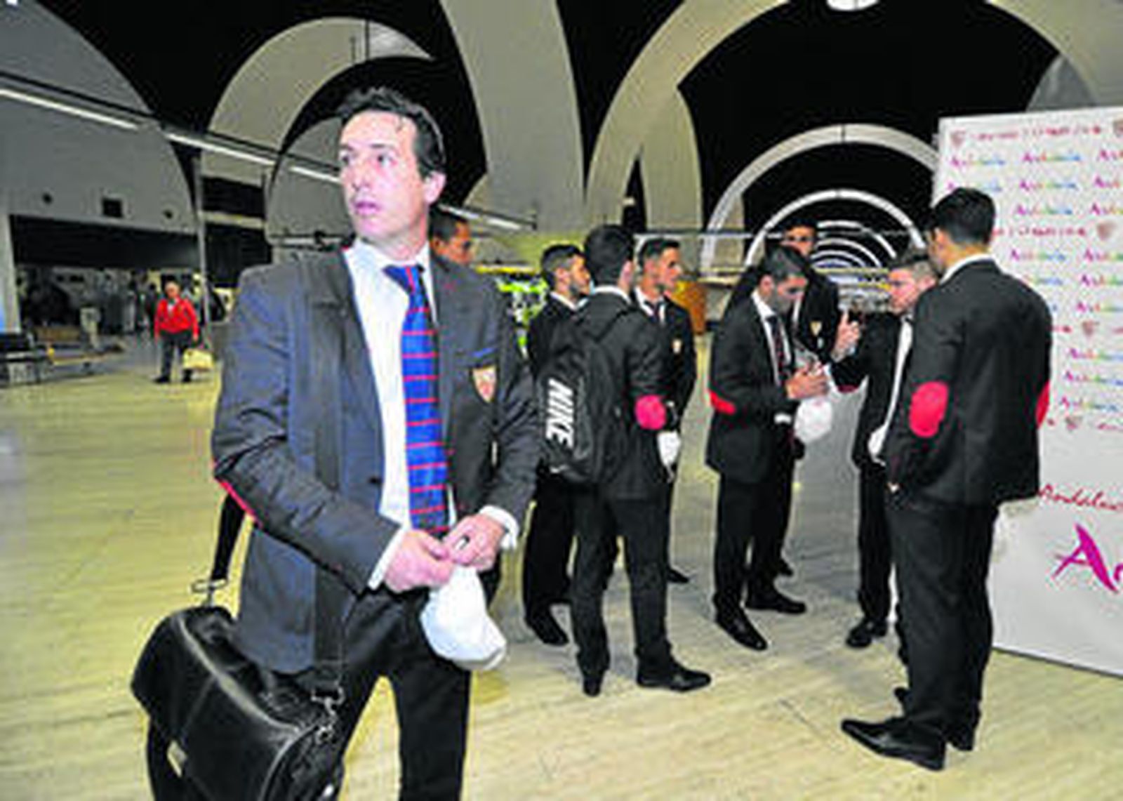 El entrenador del Sevilla, Unai Emery, poco antes de embarcar hacia Oporto.