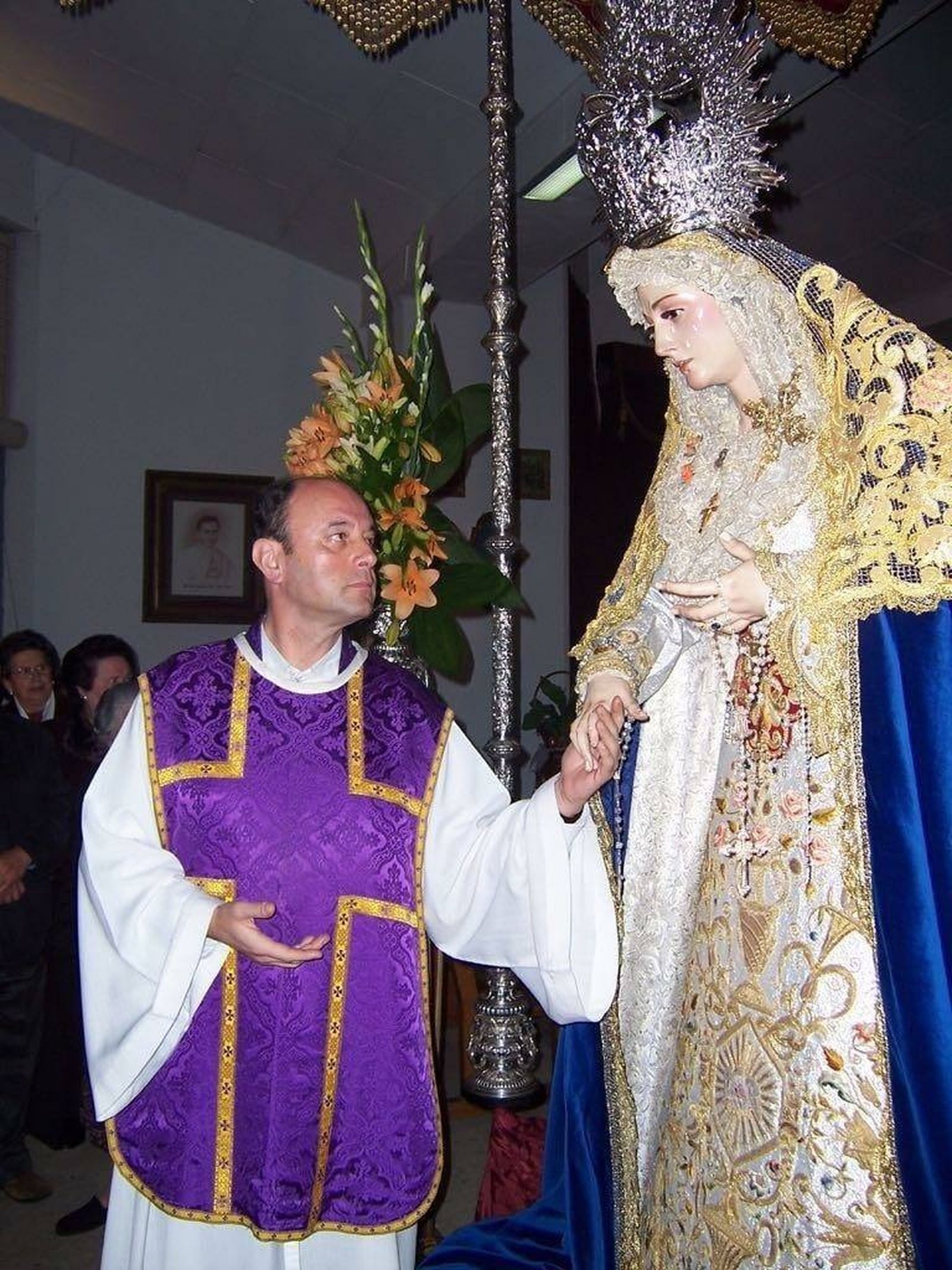 Fray Ricardo coge la mano de la Virgen de los Dolores de Alcolea.