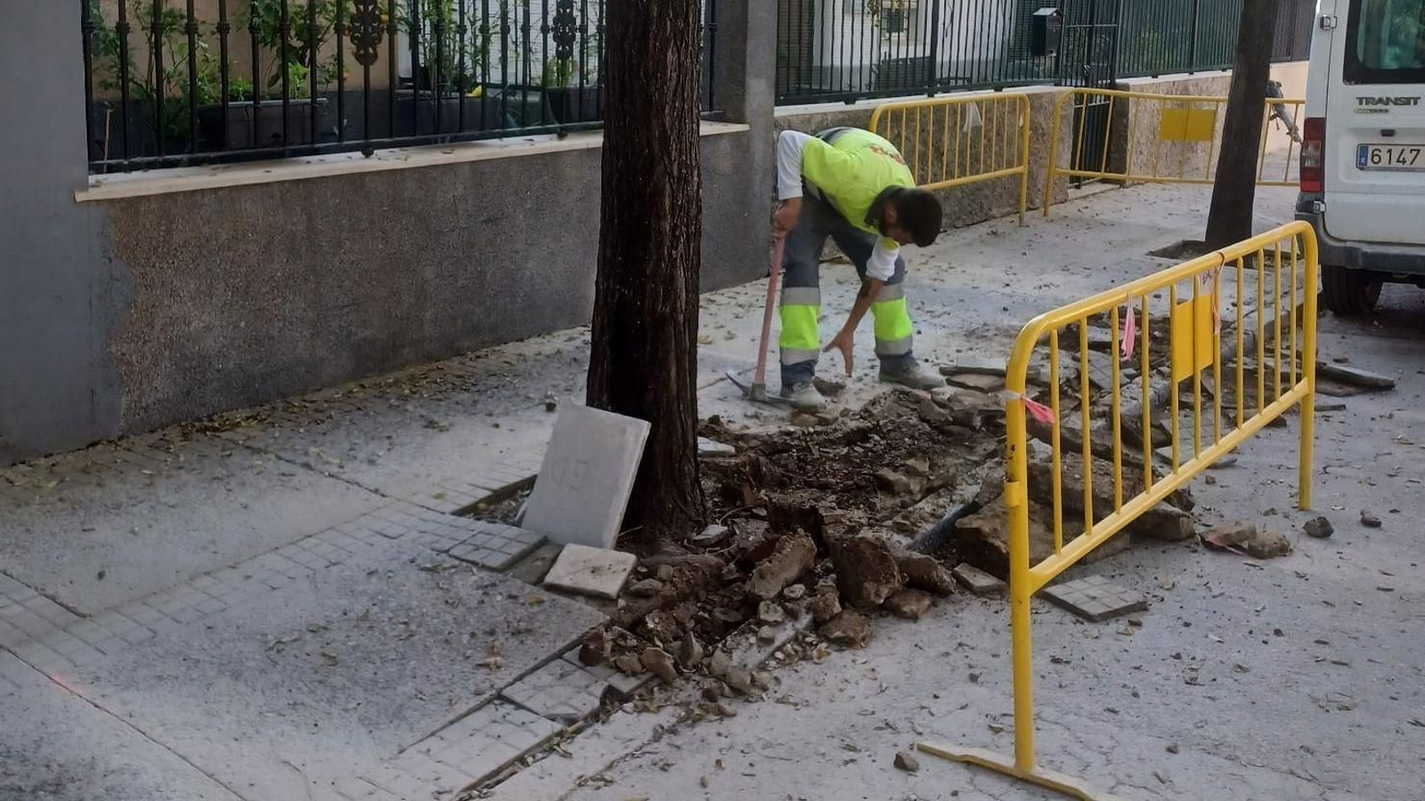 Un operario, trabajando en la Barriada España. Un operario, trabajando en la Barriada España.