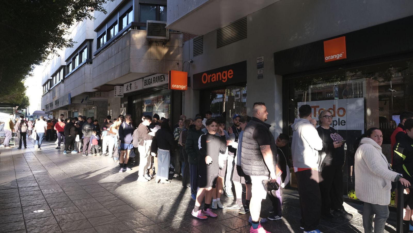 Búscate en las fotos de la firma de los jugadores de la U.D. Almería en la tienda Orange