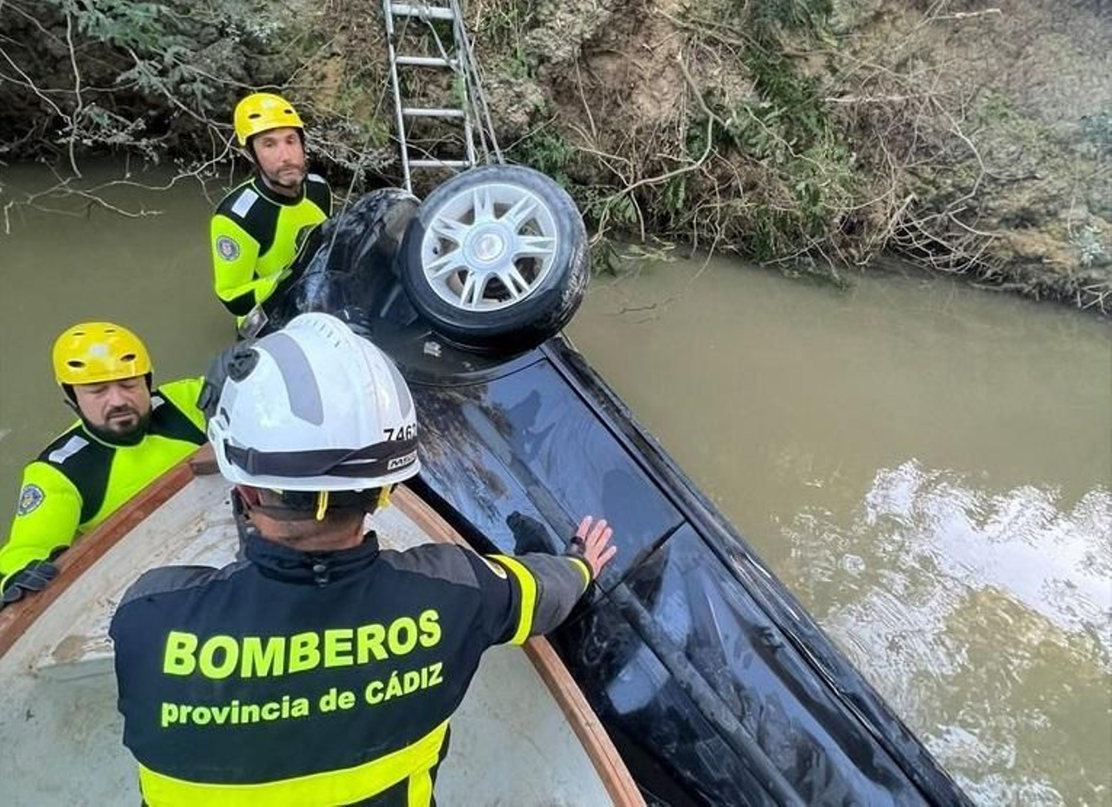 Hallado el cuerpo sin vida de un joven en el interior de un vehículo sumergido en Vejer