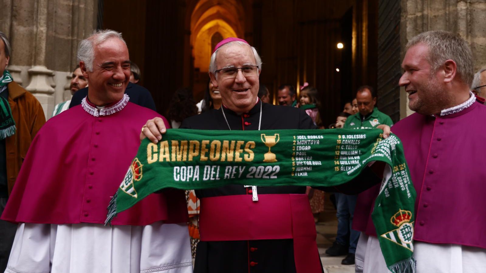 El arzobispo de Sevilla, José Ángel Saiz Meneses, con una bufanda del Betis.