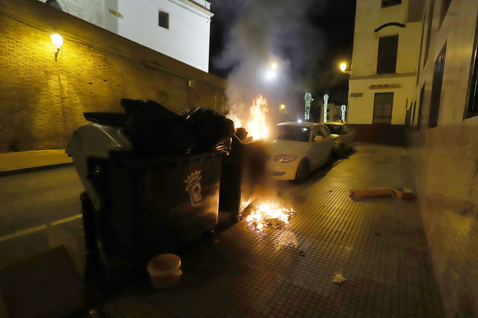 Incendio de un contenedor en las inmediaciones de la Plaza de San Pedro.