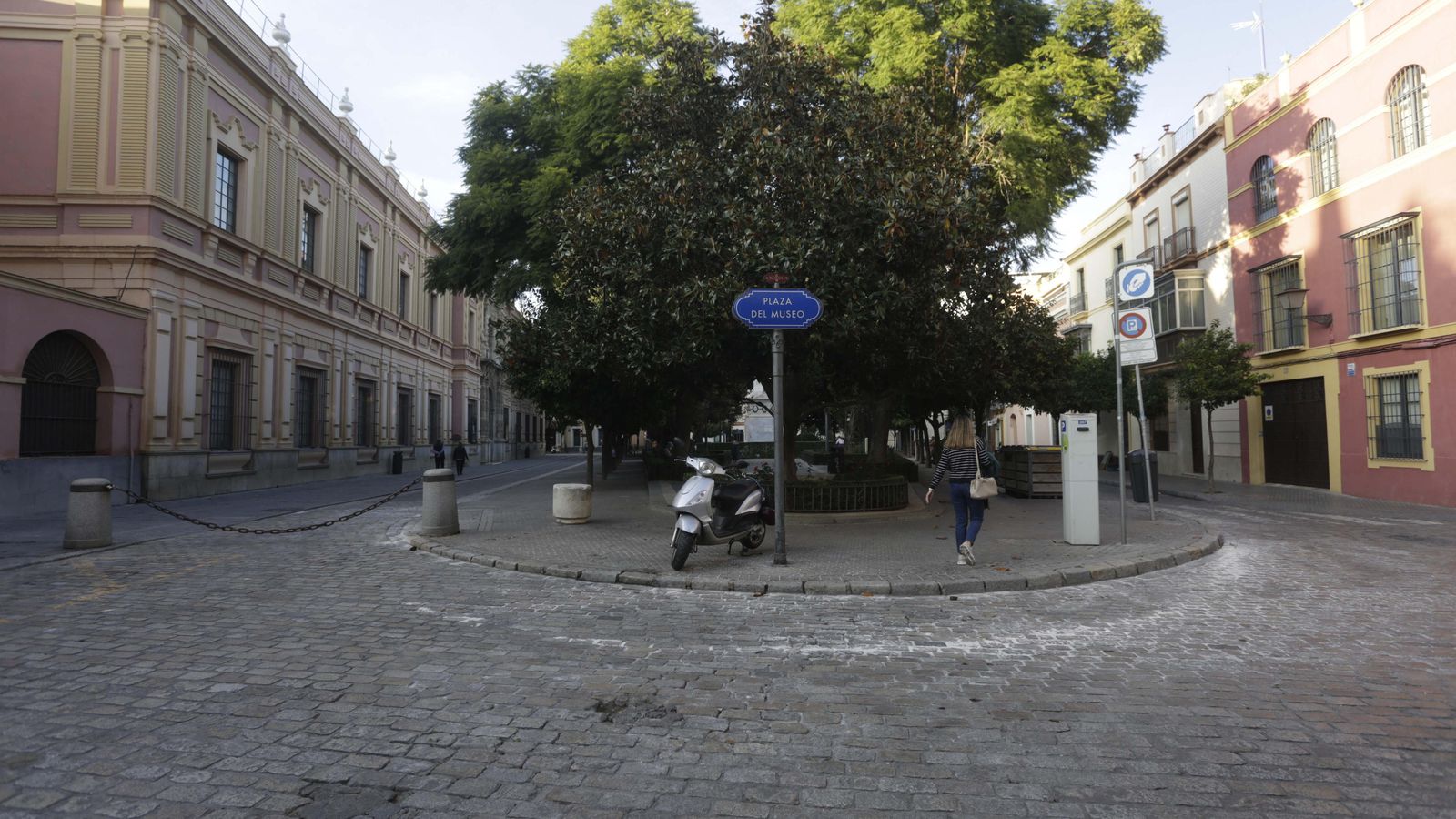 Extremo de la Plaza del Museo en la que se ampliará el acerado.