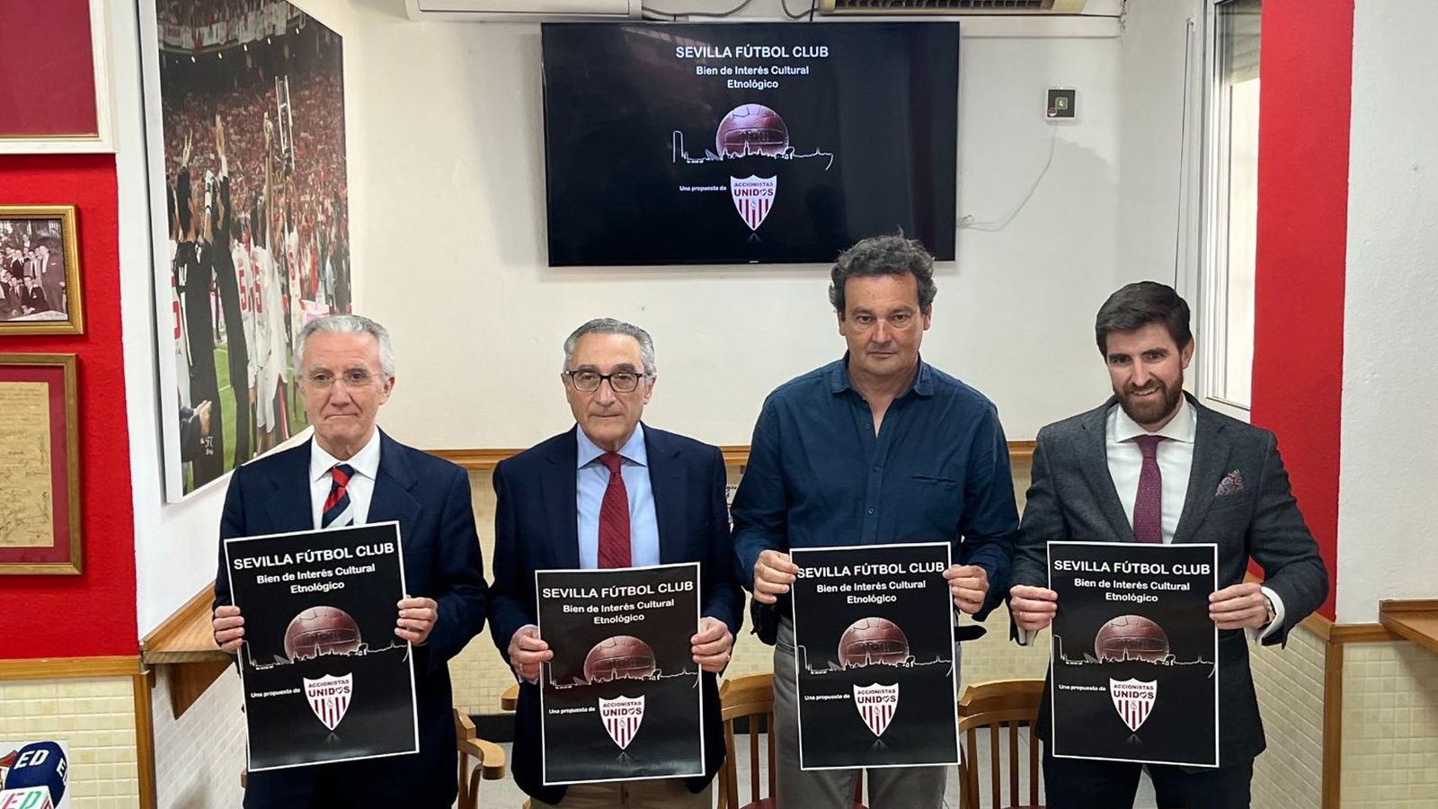 Los  miembros de Accionistas Unidos reunidos durante una rueda de prensa