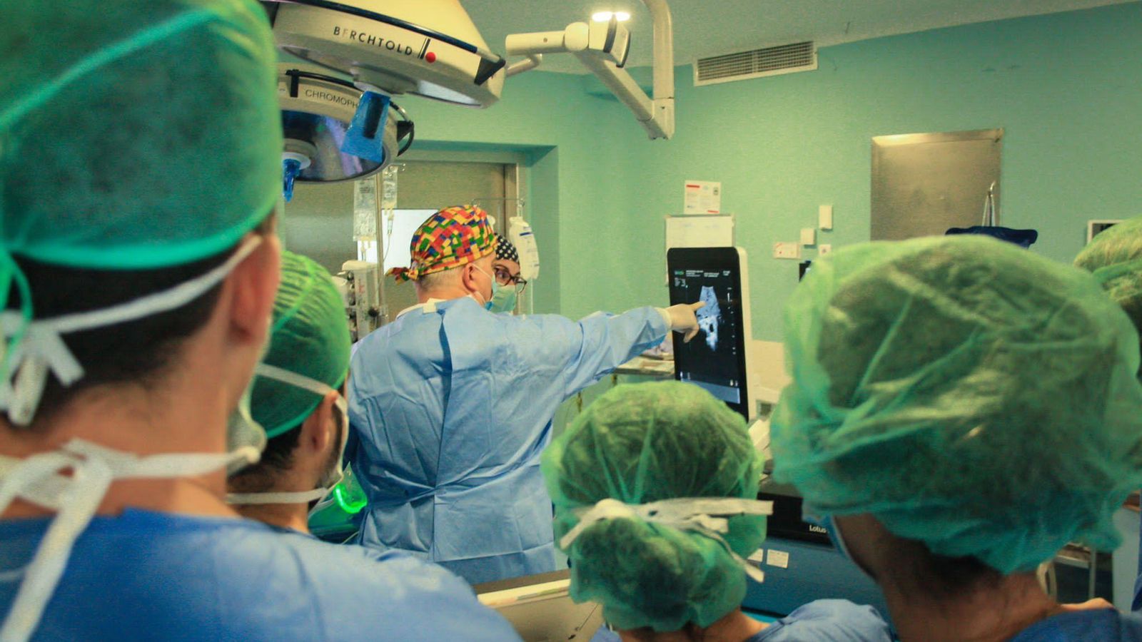 El doctor Parra junto a la doctora Jiménez durante la formación en quirófano.