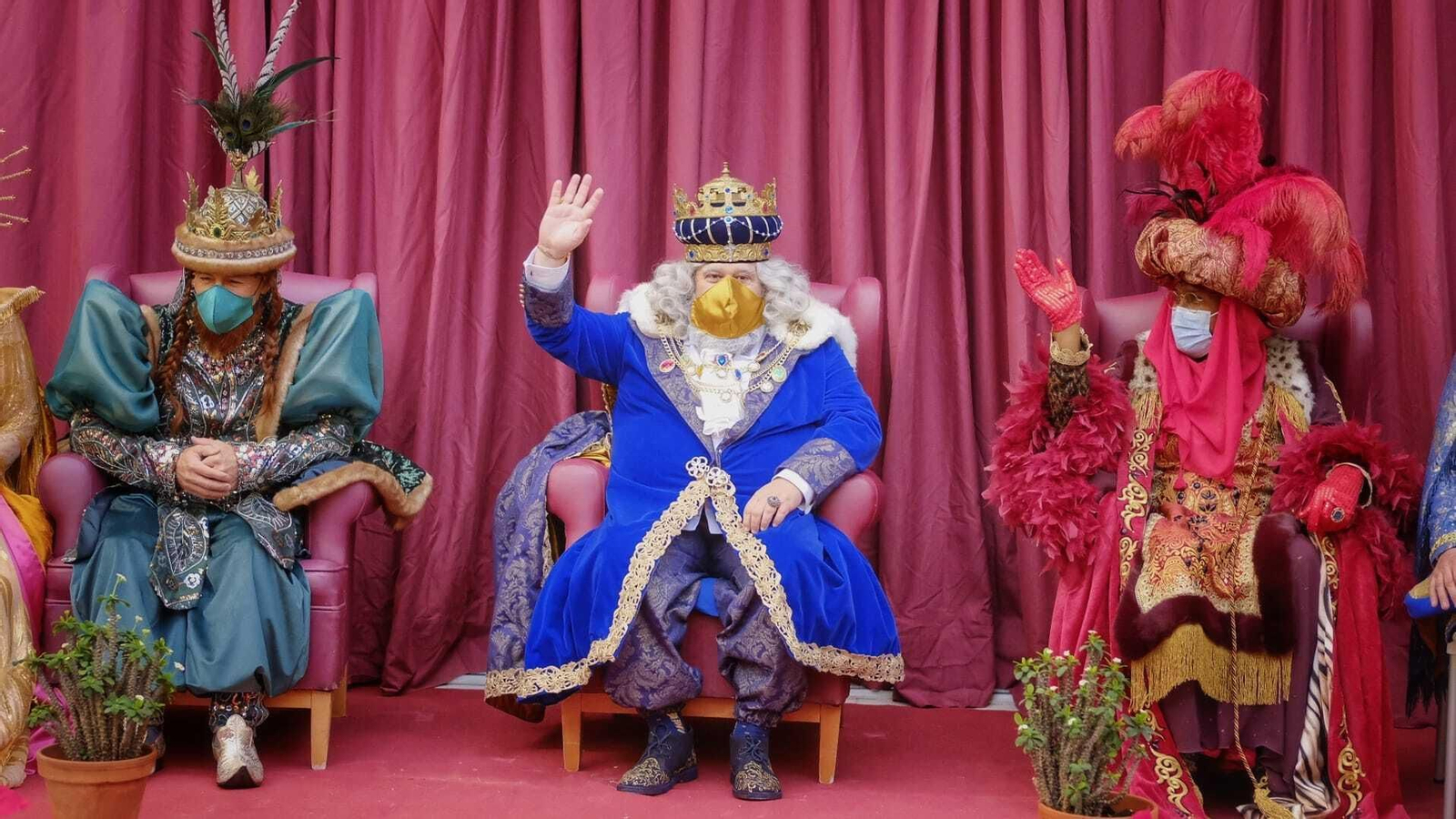 Imágenes de los Reyes Magos recorriendo Cádiz el 5 de enero