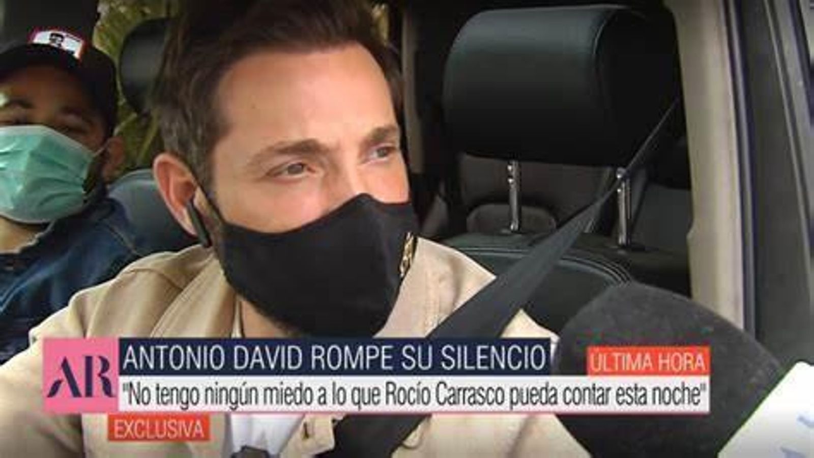 Antonio David Flores, en el coche con su hijo David atendiendo a la prensa. Antonio David Flores, en el coche con su hijo David atendiendo a la prensa.