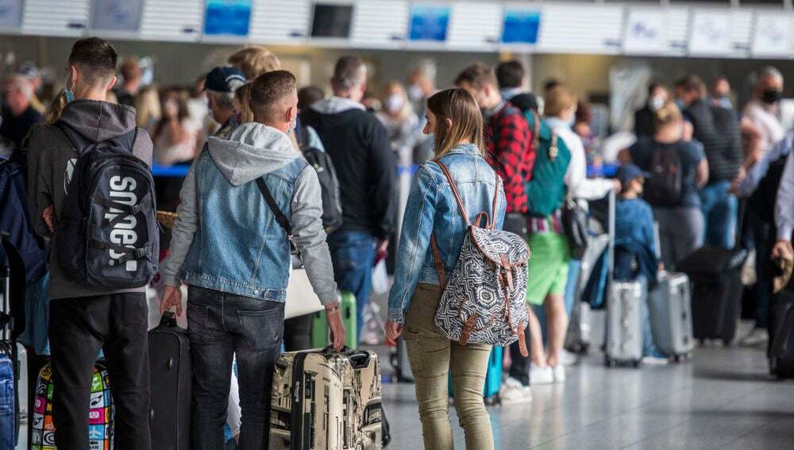 Imagen de archivo de jóvenes viajando.