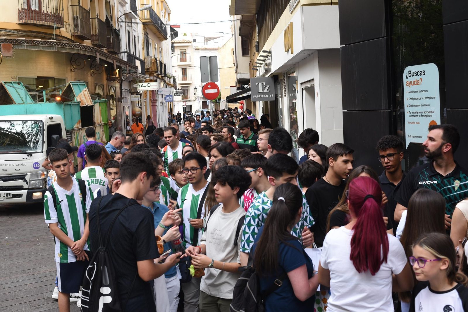 La afición del Córdoba CF enloquece con Álex Sala y Albarrán en el centro de la ciudad