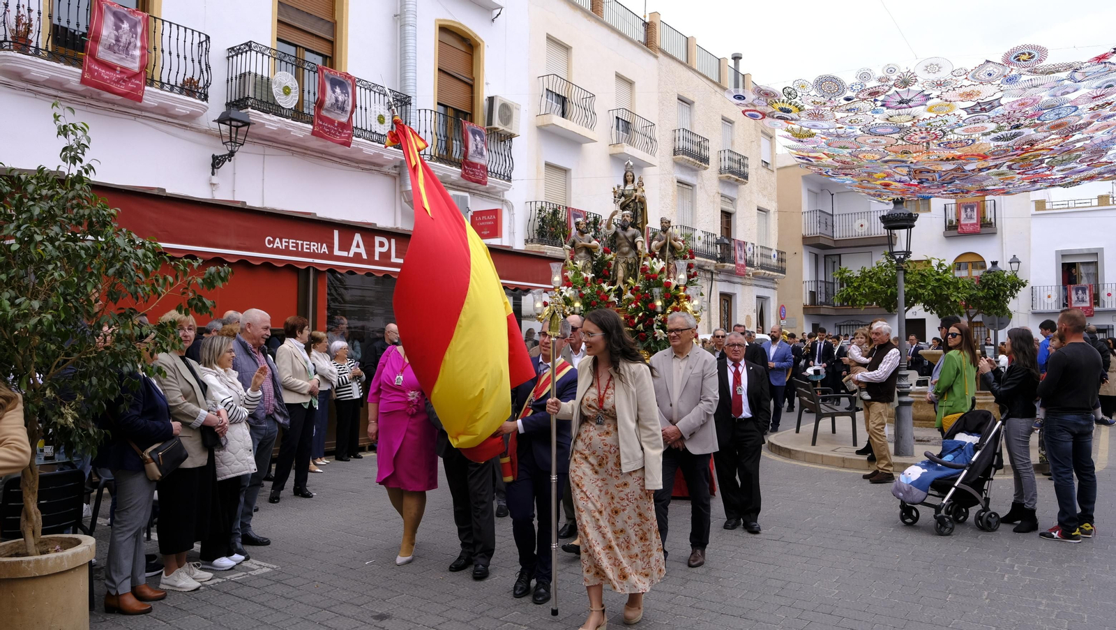 Imágenes de la procesión y paella solidaria en las Fiestas de Abla