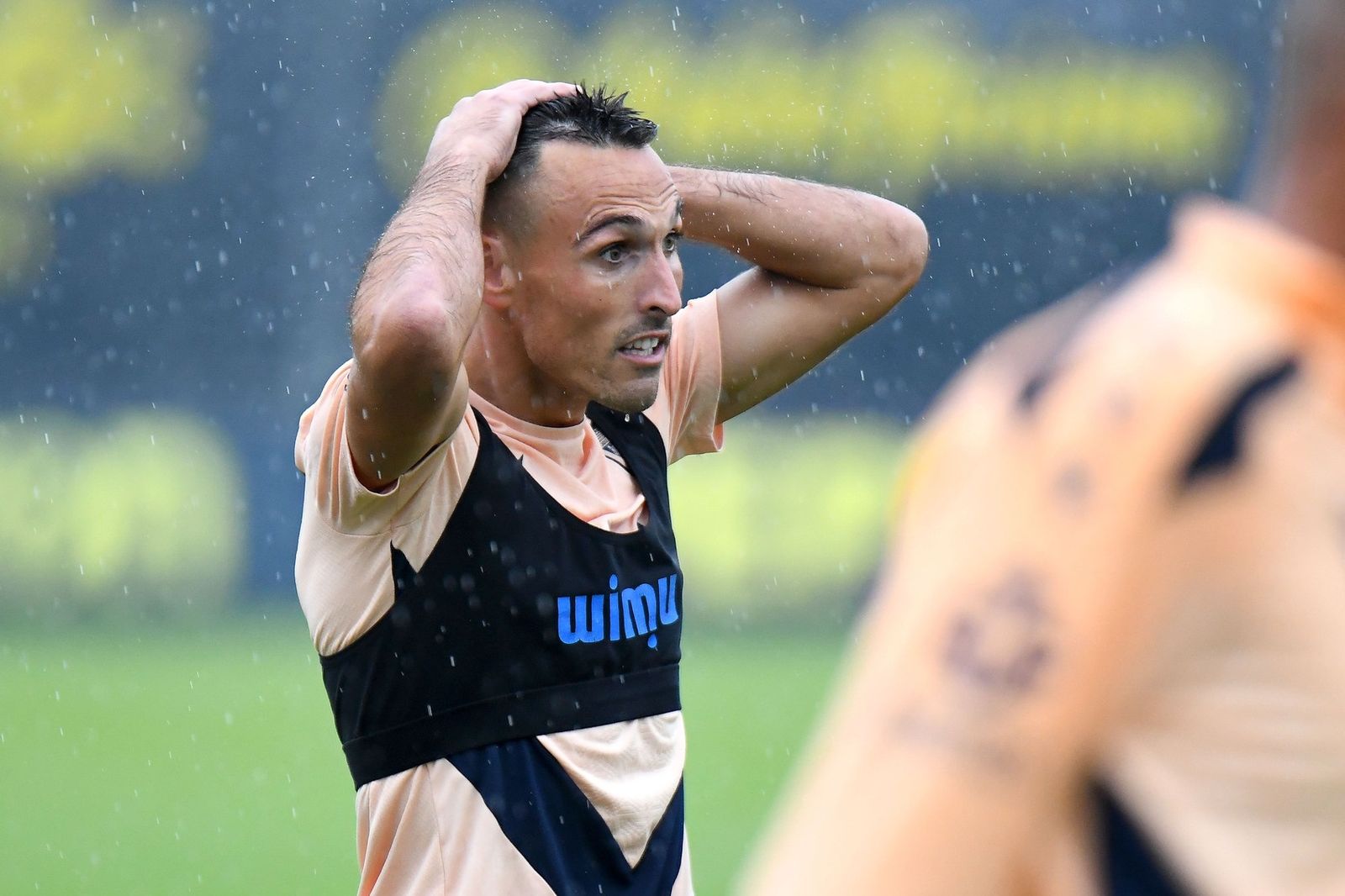 Fede San Emeterio se lleva las manos al pelo mojado en el último entreno.