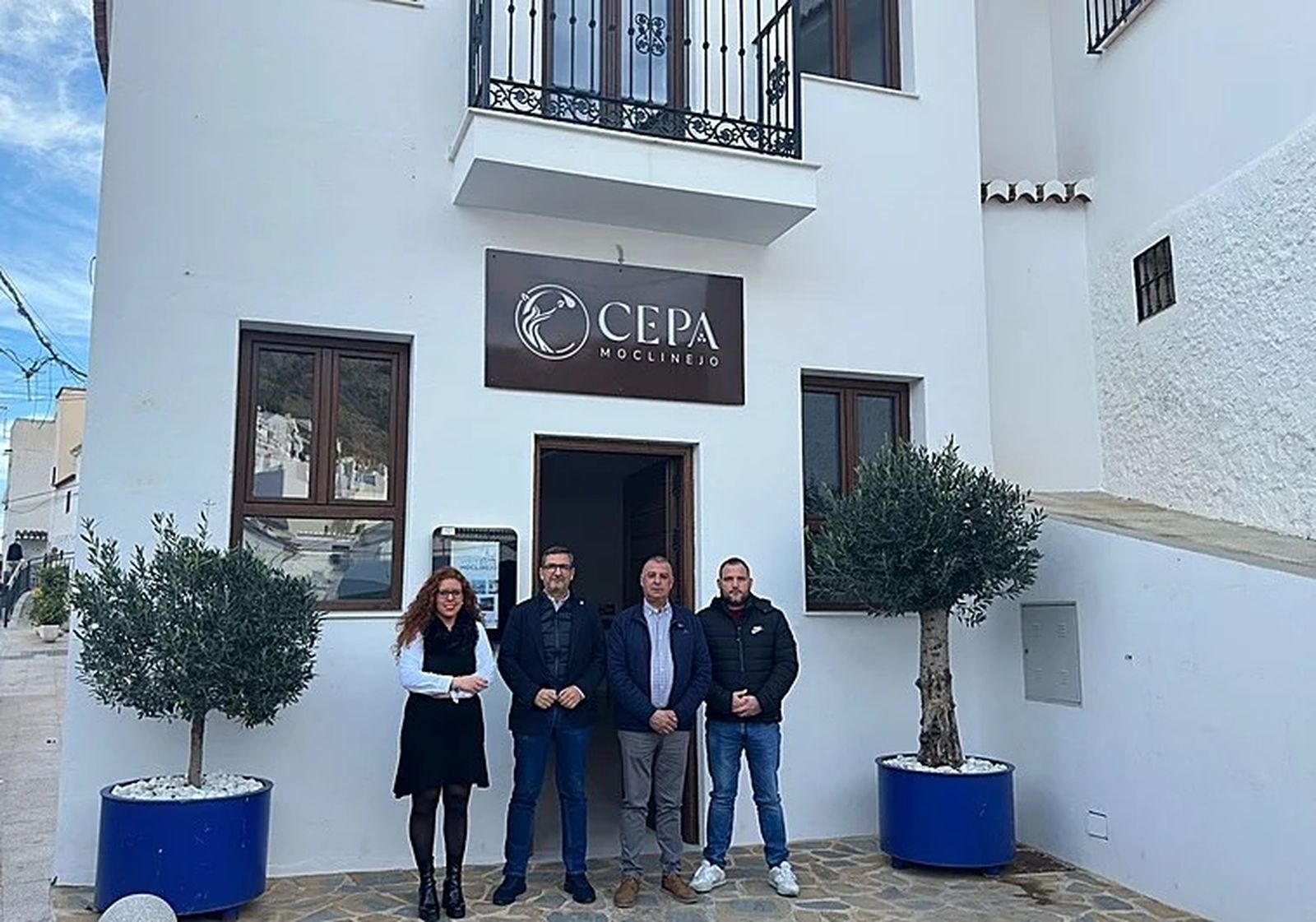 Autoridades a la entrada del Centro de Estudios de la Pasa