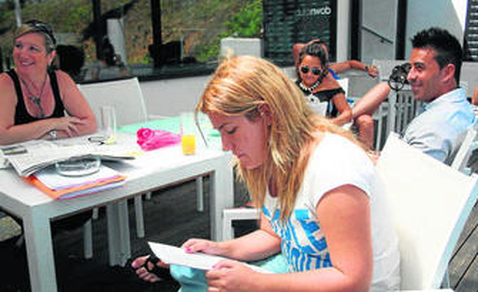 Una de las participantes en el casting de 'De buena ley' repasa su caso antes de realizar la prueba.