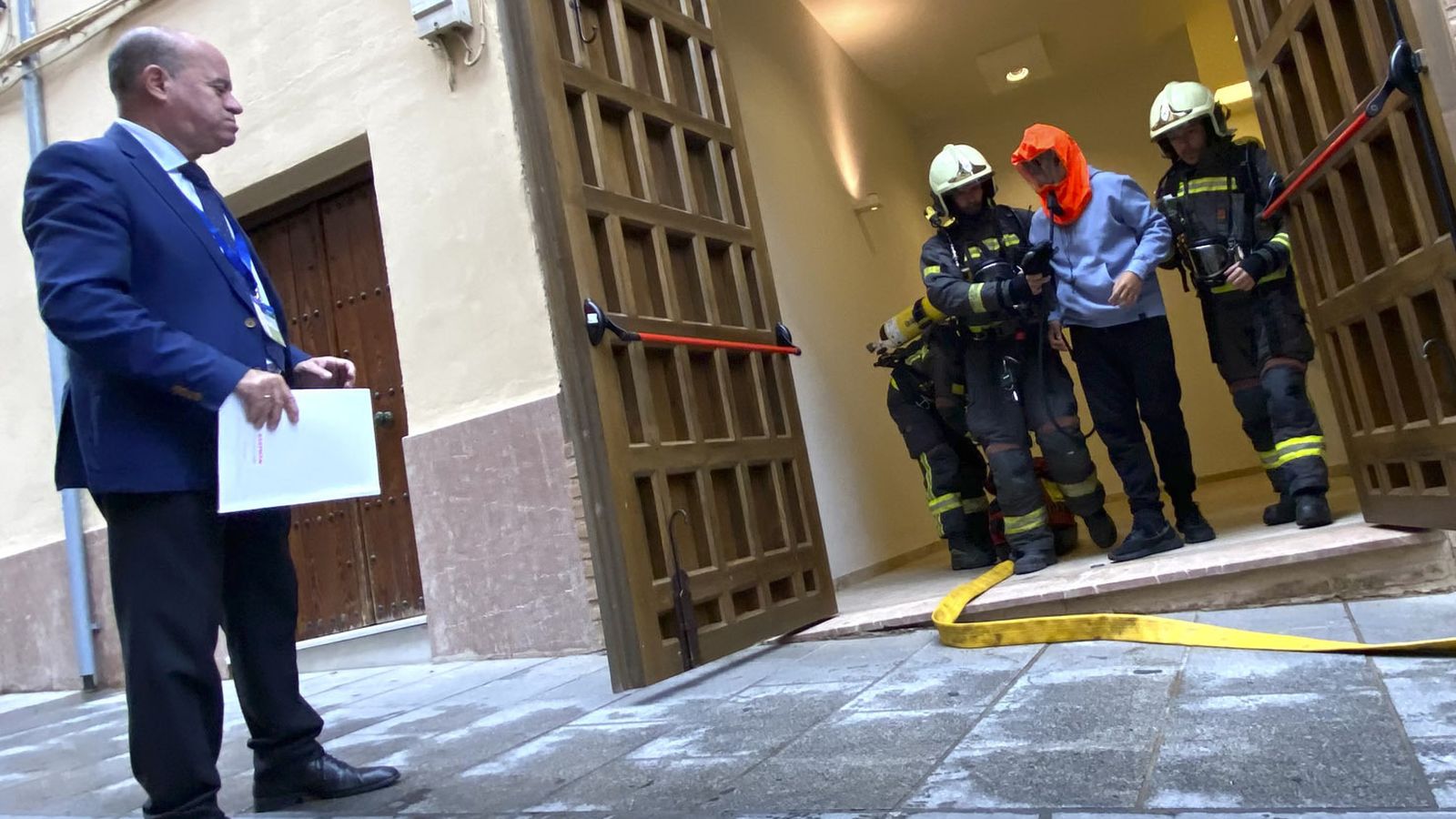 El alcalde de Antequera observa el trabajo de los bomberos.