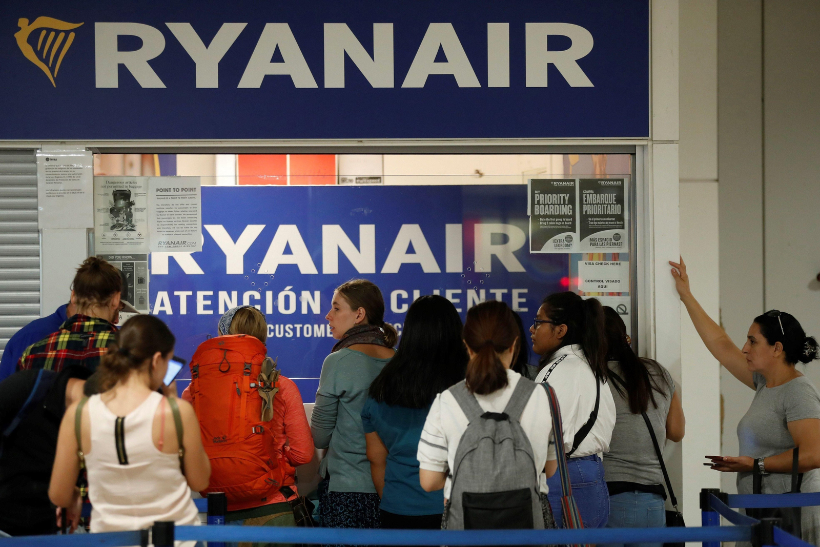 Pasajeros esperando ante un mostrador de Ryanair.