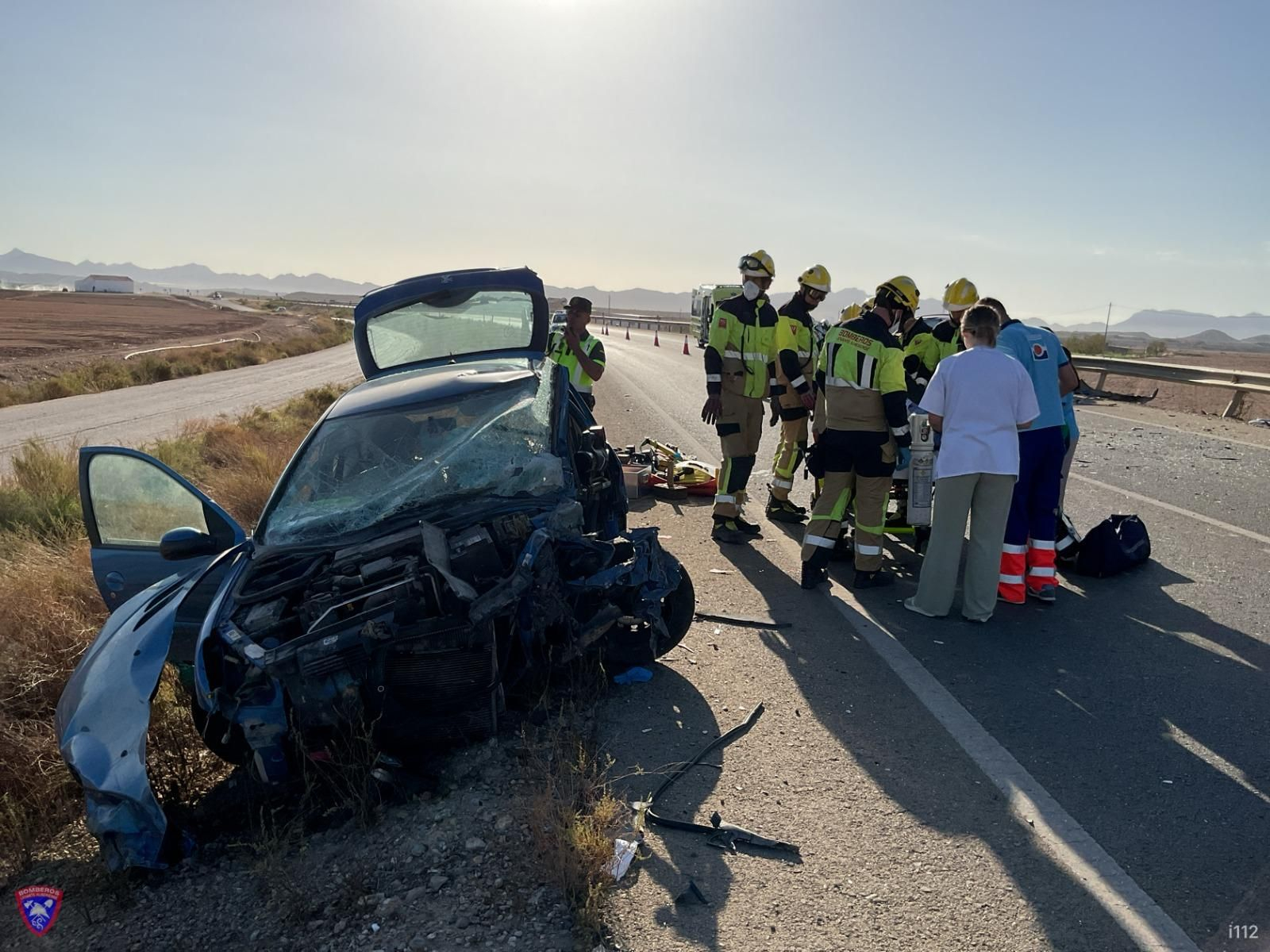 Bomberos, sanitarios y Guardia Civil en el lugar del accidente.