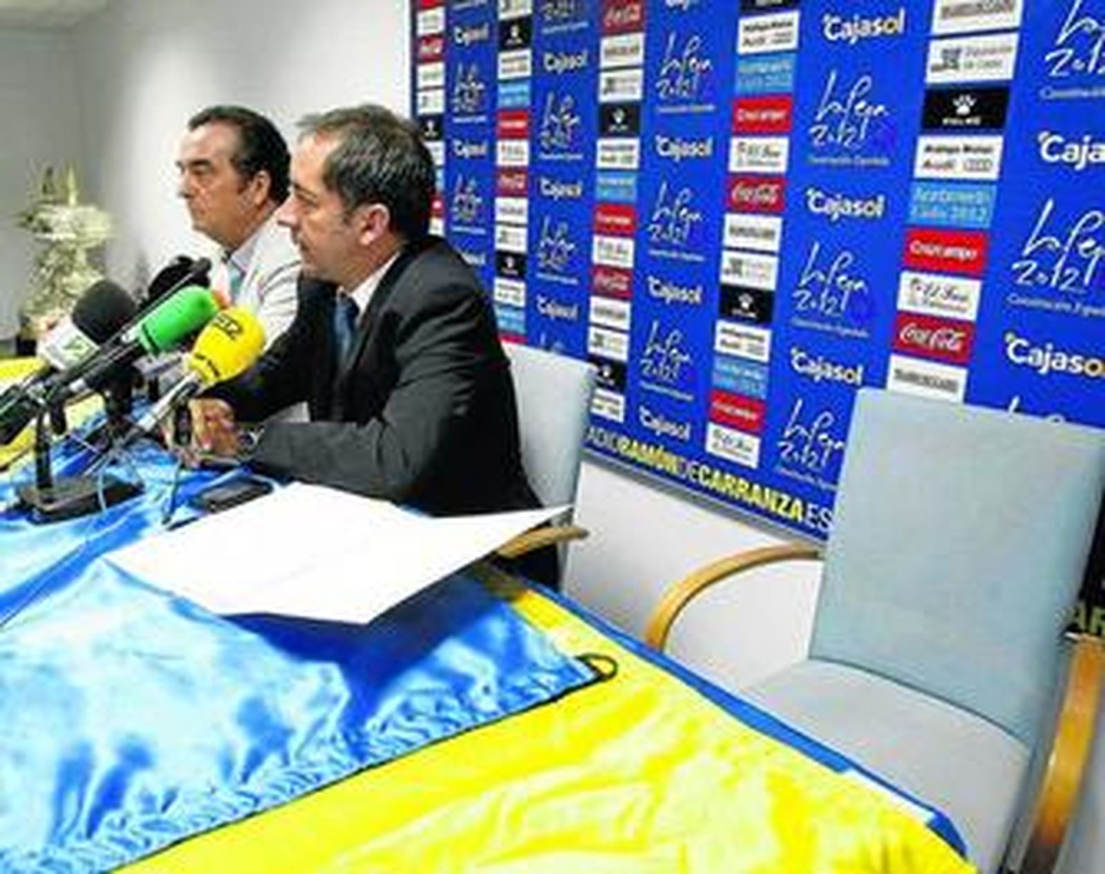 Javier Moyano (i) y Muñoz Tapia, junto a una butaca vacía el día de la rueda de prensa tras el descenso.