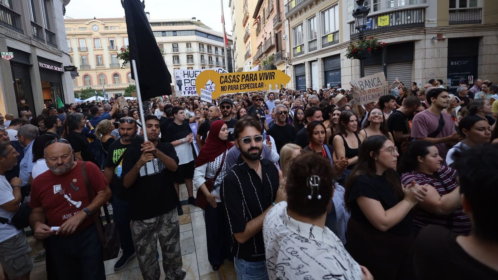 Málaga clama en la manifestación por la vivienda: "¿Qué pasa, qué pasa? Que no tenemos casa ...