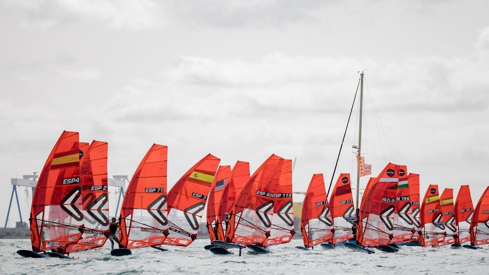 Una imagen de la flota de iQFoil en la última prueba disputada en El Puerto.