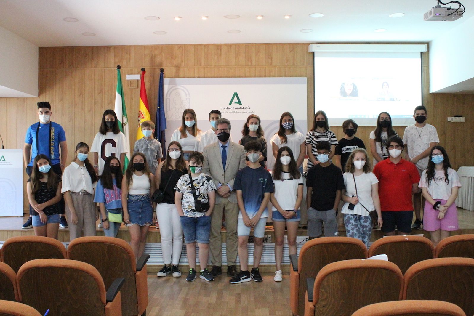 El delegado junto a los representantes del Consejo de Menores.