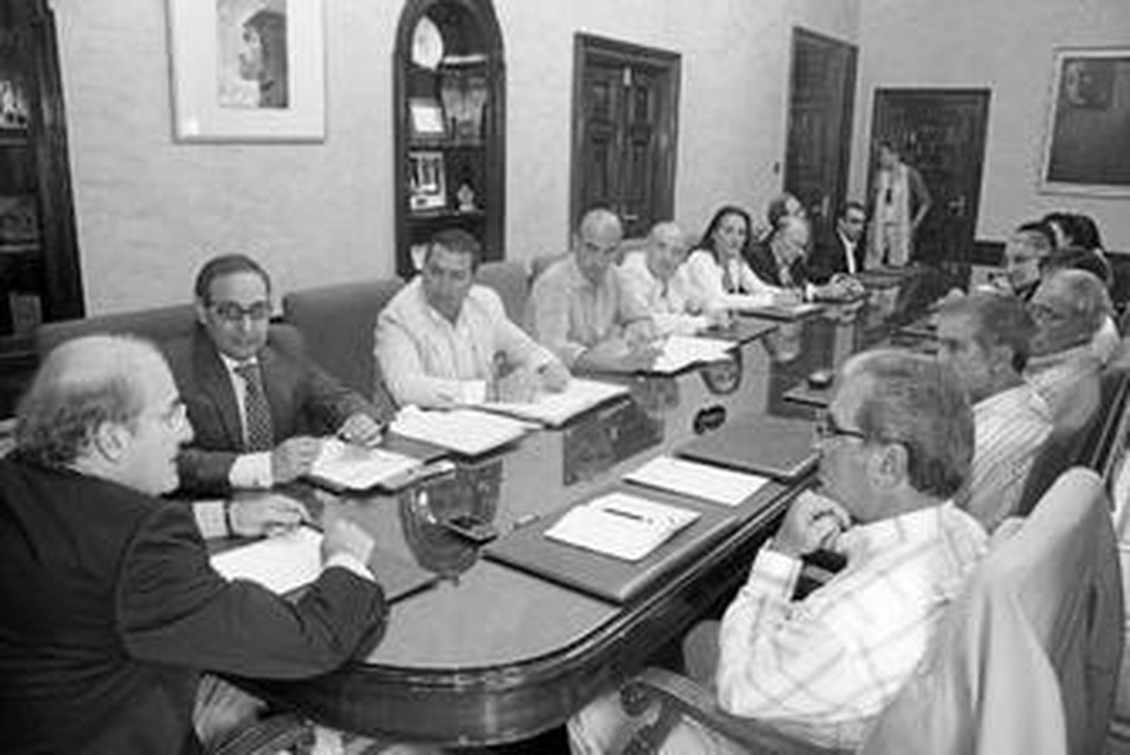 Pedro Rodríguez, alcalde de Huelva, junto a los representantes del sector comercial onubense.