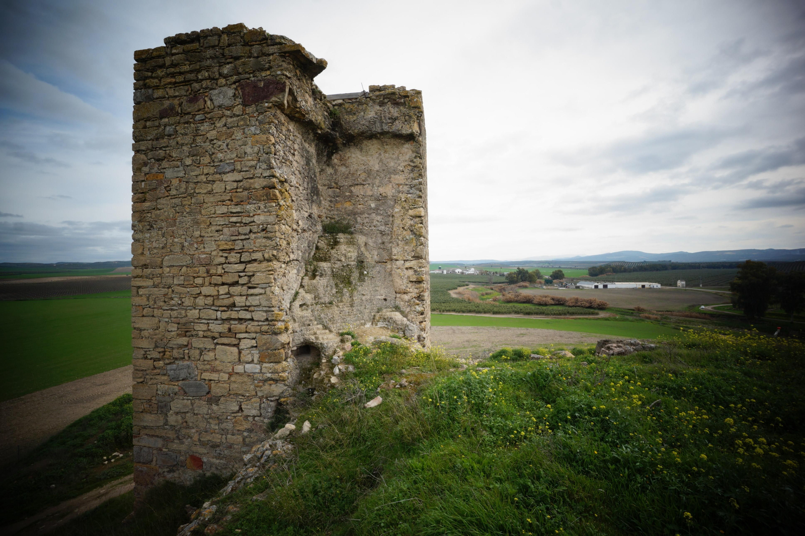 El castillo de Dos Hermanas de Montemayor, en fotografías