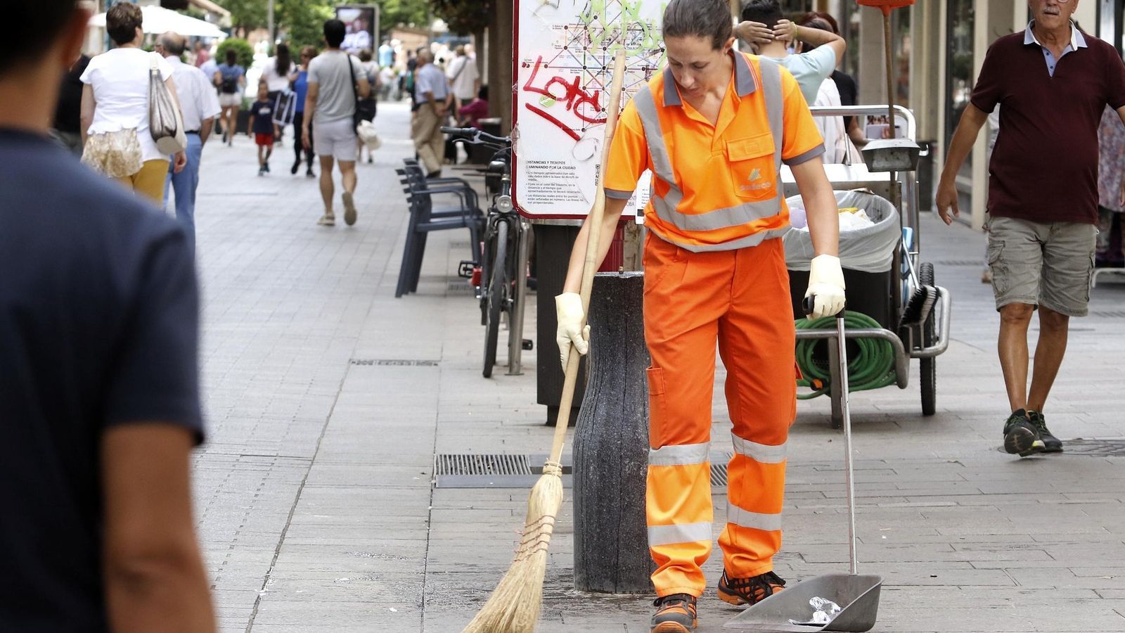 Una trabajadora de Sadeco realiza labores de limpieza en el Centro de la ciudad.