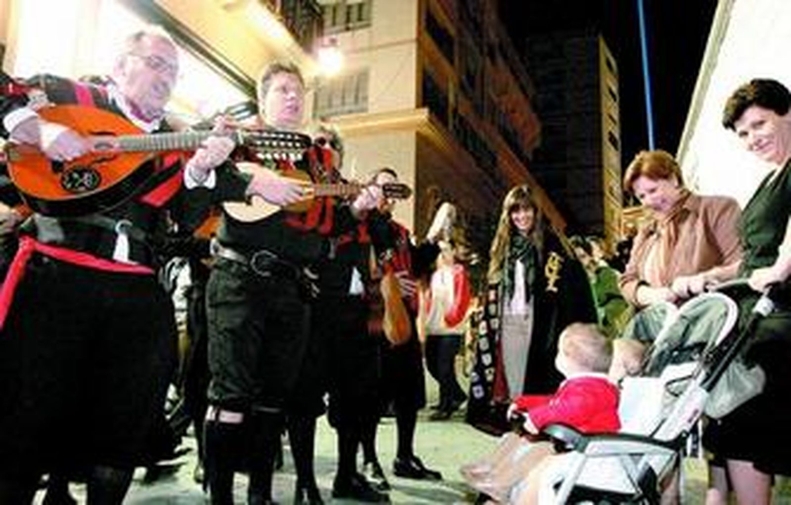 Las Tunas se paran con una pareja de niños y le ofrecieron sus canciones