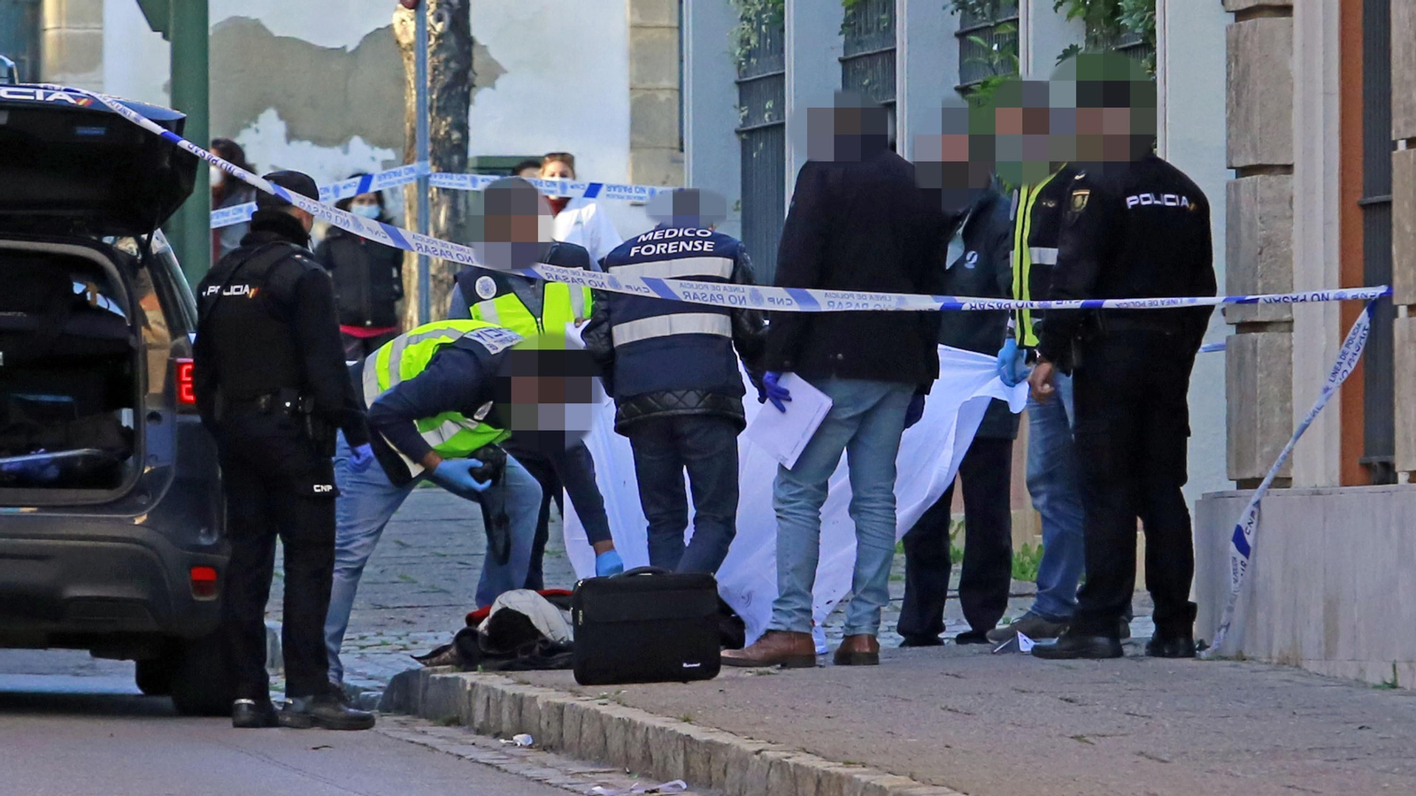 Agentes de la policía y el forense, en el lugar de los hechos.